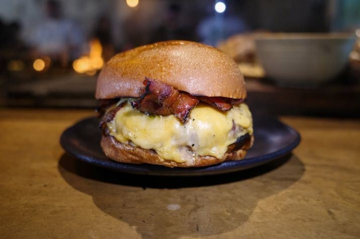 Hamburguesa de Costilla do Grindhouse Braserito, que entrou para o ranking World's 101 Best Burger Places • Reprodução/Instagram/@grindhouse_braserito/@burgerdudes