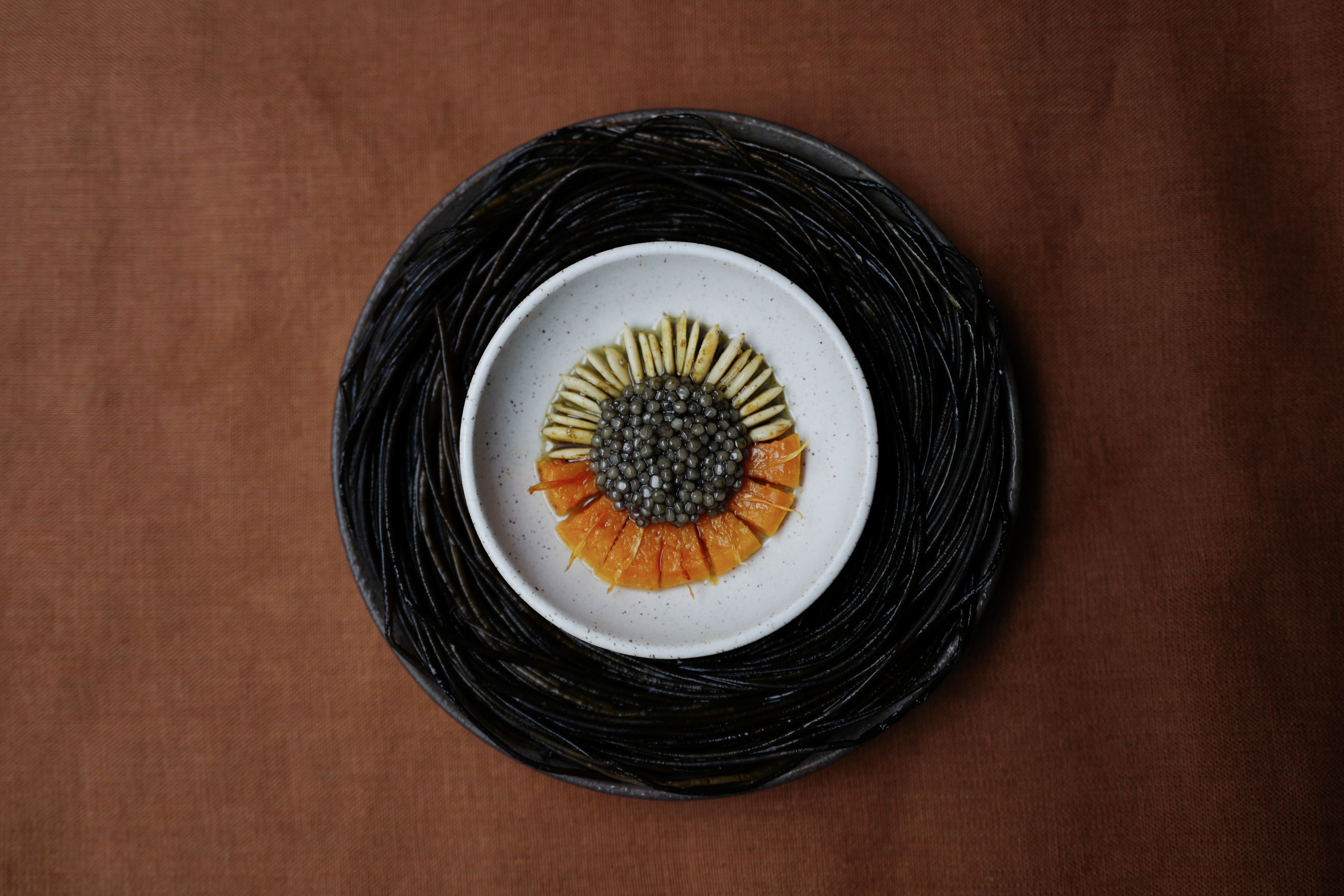 Abóbora, caviar e creme tostado do Kadeau