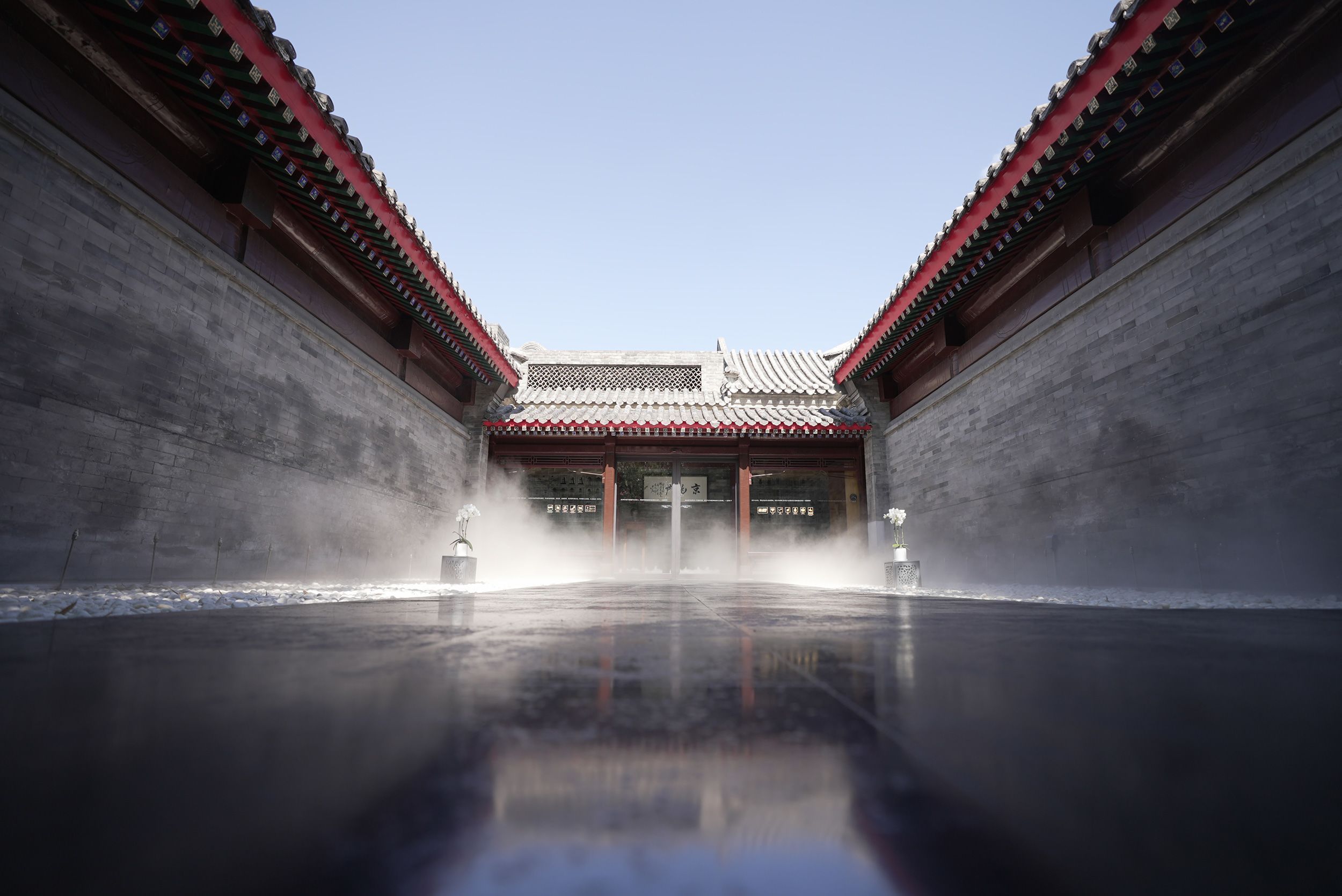 A entrada do King's Joy. Do outro lado da muralha, uma rua movimentada de Pequim • Cortesia Steve Wang/CNN