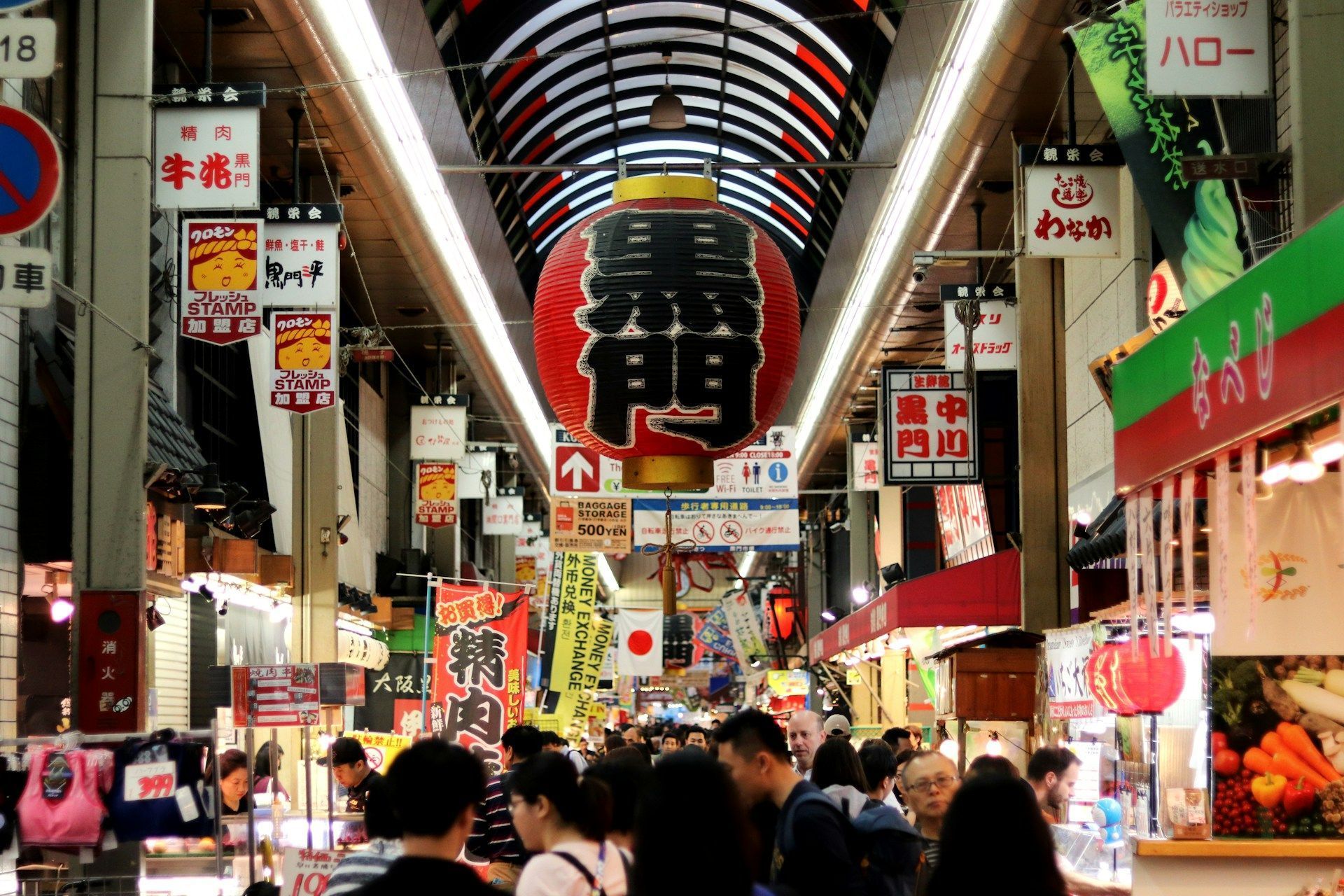 Kuromon Market é um mercadão em Osaka • Foto de Cody Chan na Unsplash