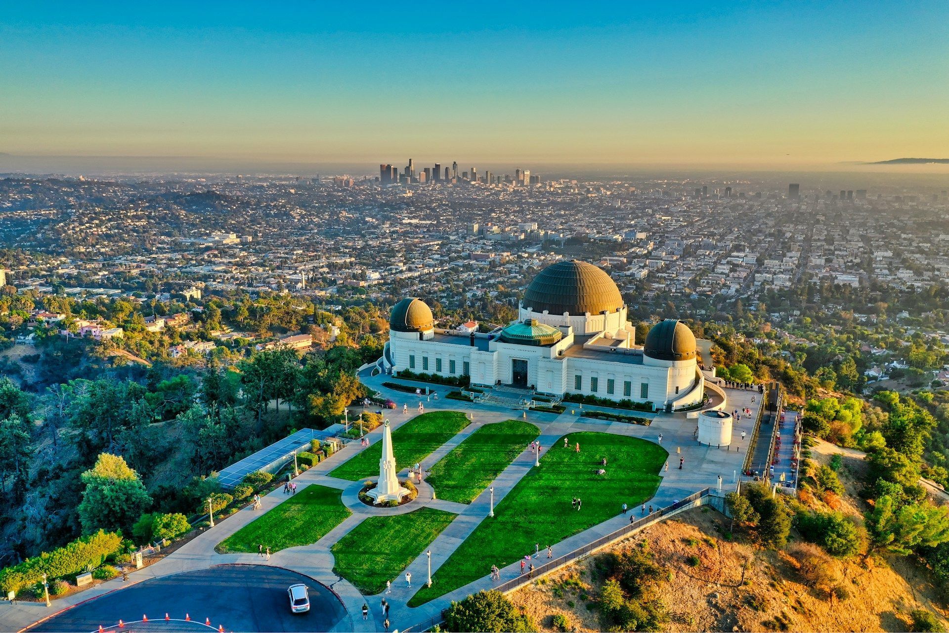 Observatório Griffith é conhecido por suas exposições, telescópios e vistas do horizonte de Los Angeles • Foto de Venti Views na Unsplash
