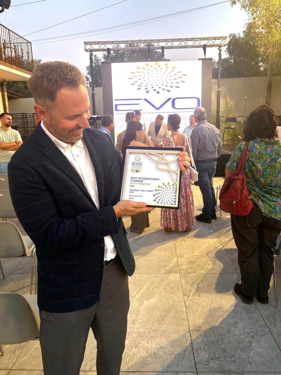Christian Vogt, produtor e sócio do Azeite Milonga, recebe prêmio de Melhor Coupage (Blend) do Hemisfério Sul no EVO IOOC 2026 • Christian Vogt/Acervo pessoal