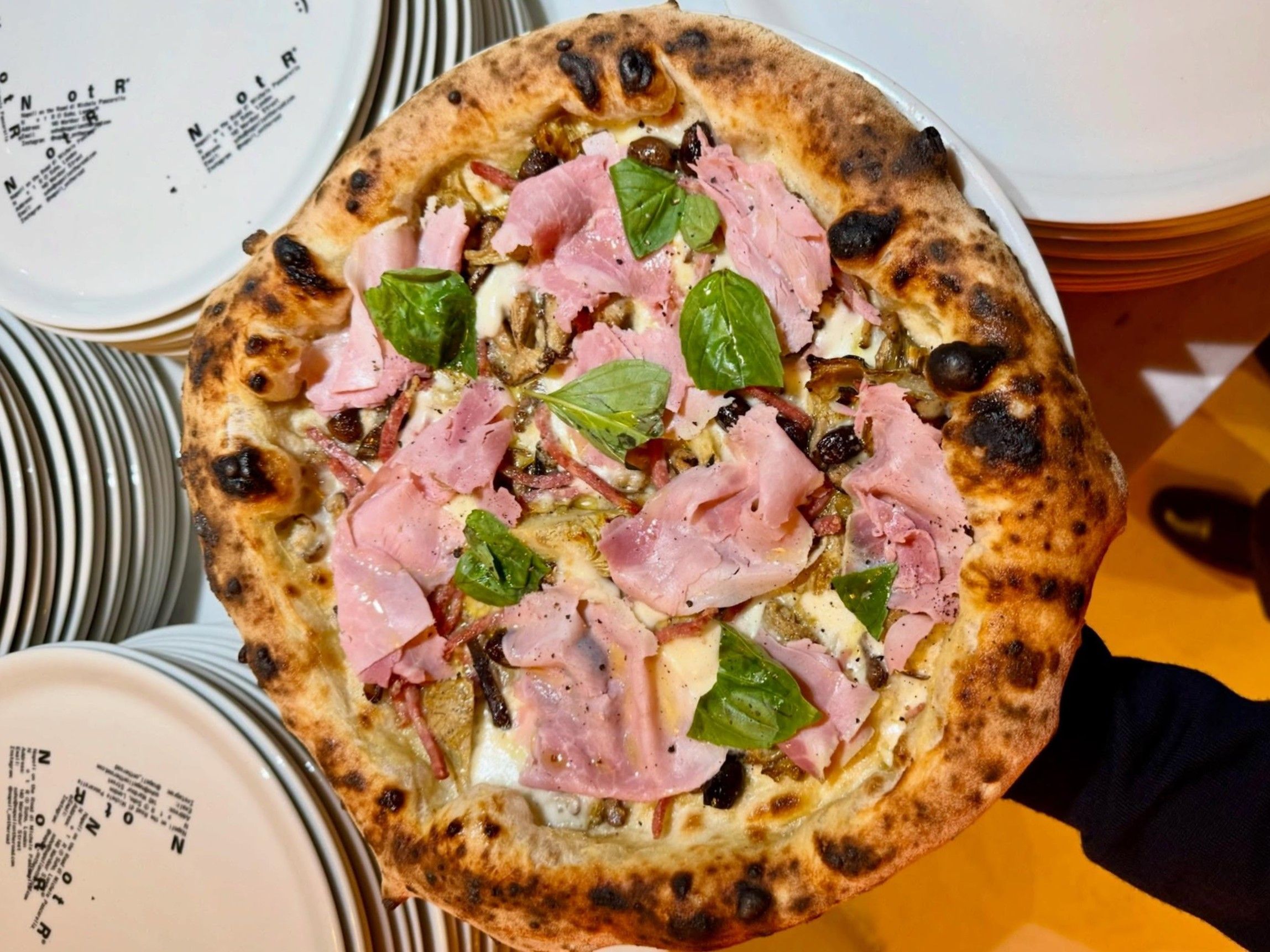 Pizza da pizzaria londrina Napoli on the Road