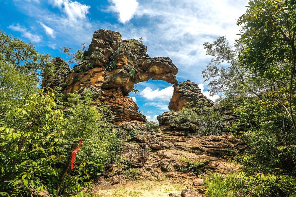 Portal dos Desejos é uma famosa formação rochosa no Parque Nacional de Sete Cidades • Reprodução/Thiago Amaral/Ascom Setur/Governo Piauí
