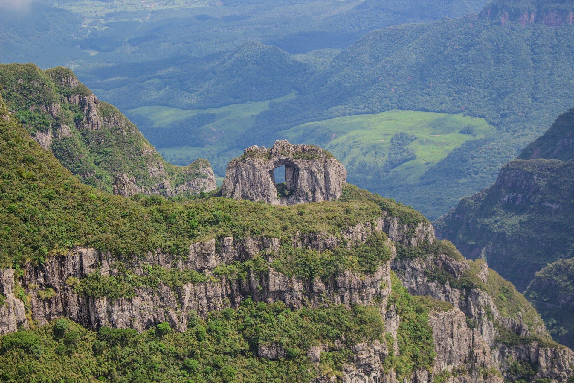Pedra Furada é famosa formação rochosa natural no município de Urubici, na Serra Catarinense • Foto de Lucas Caixeta na Unsplash