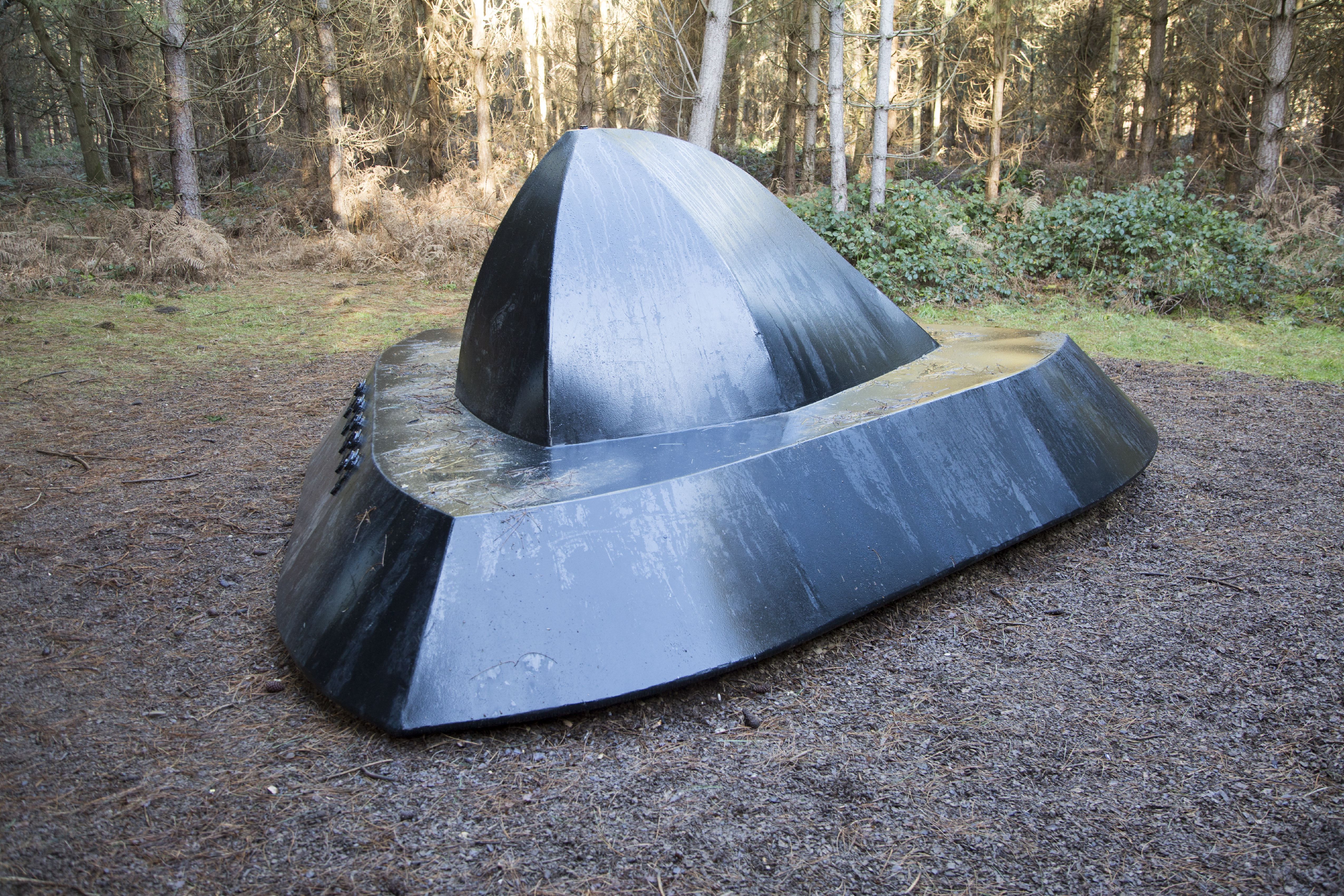 Escultura na trilha de OVNIs de Rendlesham, na Inglaterra • Geography Photos/Universal Images Group via Getty Images