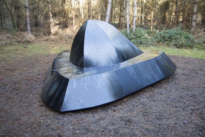 Escultura na trilha de OVNIs de Rendlesham, na Inglaterra • Geography Photos/Universal Images Group via Getty Images