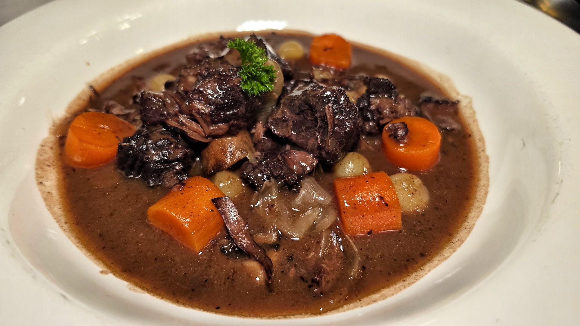 Boeuf Bourguignon, prato tradicional da região da Borgonha • Caroline Grimm