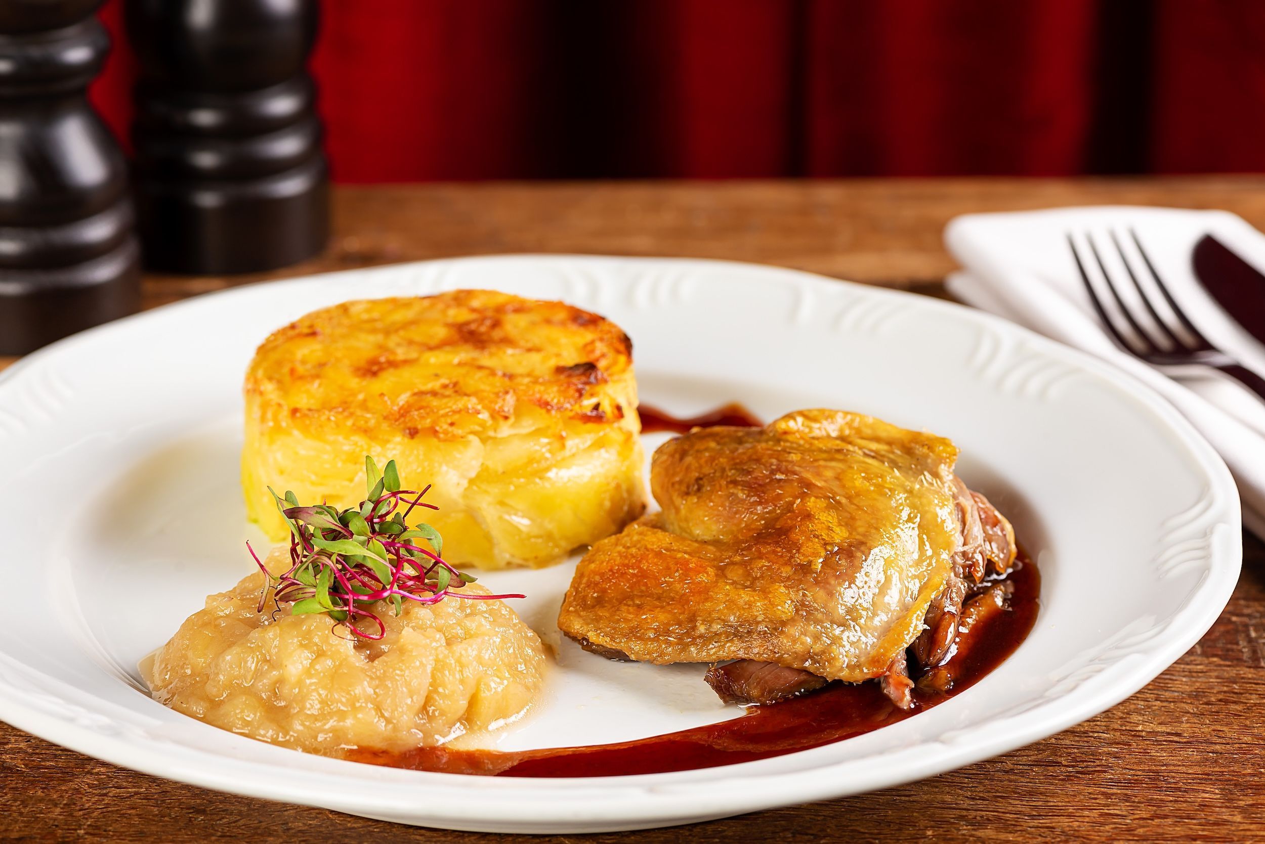 Confit de Pato com compota de maçã e batatas gratinadas • Divulgação