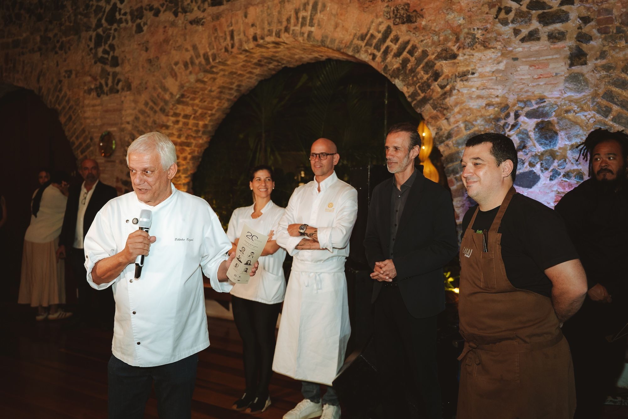 Até dezembro de 2026, Edinho Engel recebe alguns dos principais nomes da gastronomia brasileira para uma série de jantares em celebração aos 20 anos do Amado. Na edição de julho, participaram Lisiane Arouca e Fabrício Lemos, do Origem, Emmanuel Bassoleil, do Fasano, e Rafa Costa e Silva, do Lasai. • Enzo Angelo