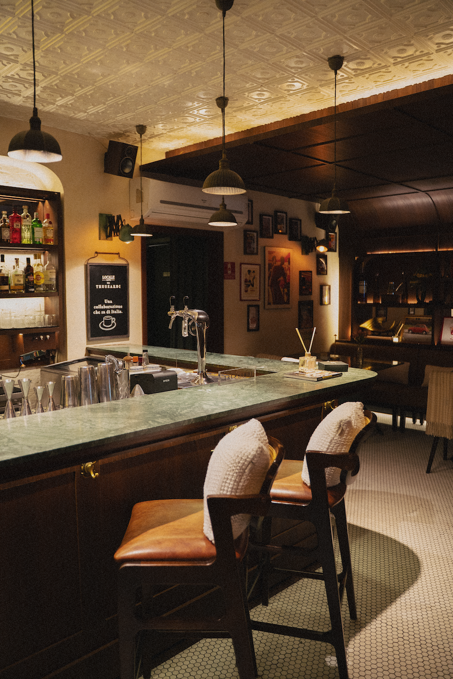 Ambiente do Locale Caffè ganhou ambientação assinada pela Trussardi para a collab inspirada no lifestyle italiano • Divulgação