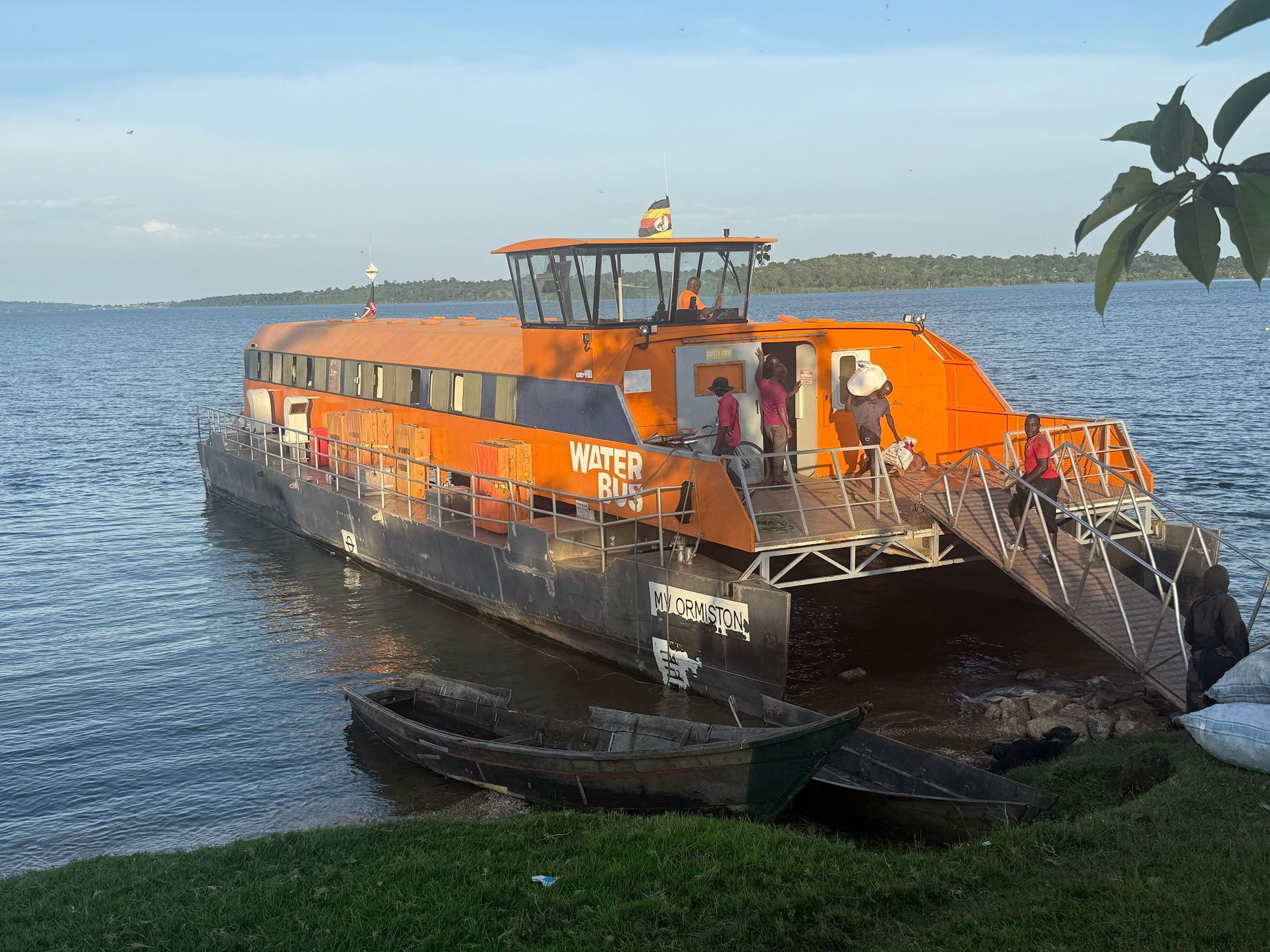 O ferry, após chegar a Bukasa, pernoita antes de retornar ao continente • Griffin Shea via CNN Newsource