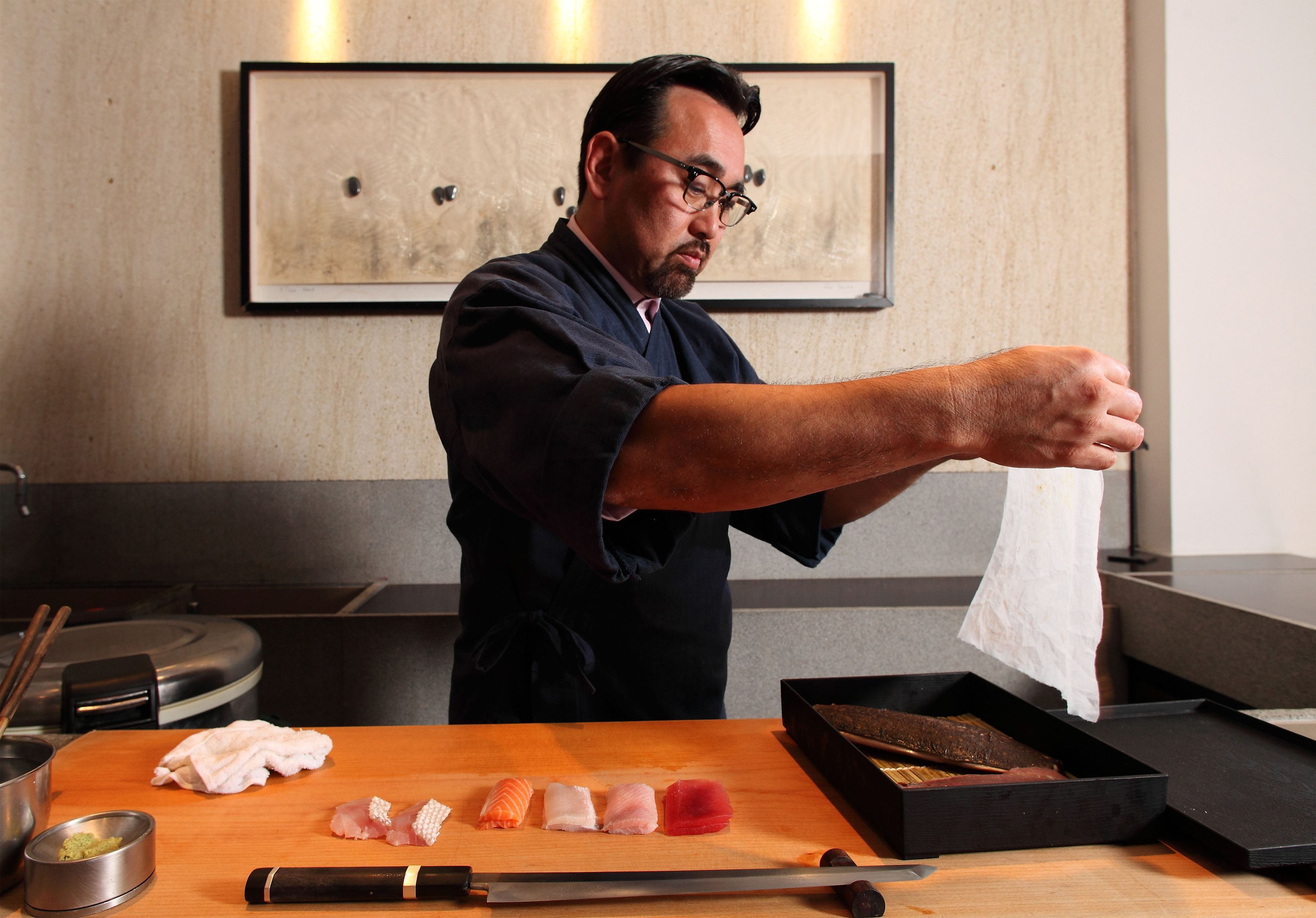 chef Jun Sakamoto retorna ao comando diário do seu balcão em Pinheiros