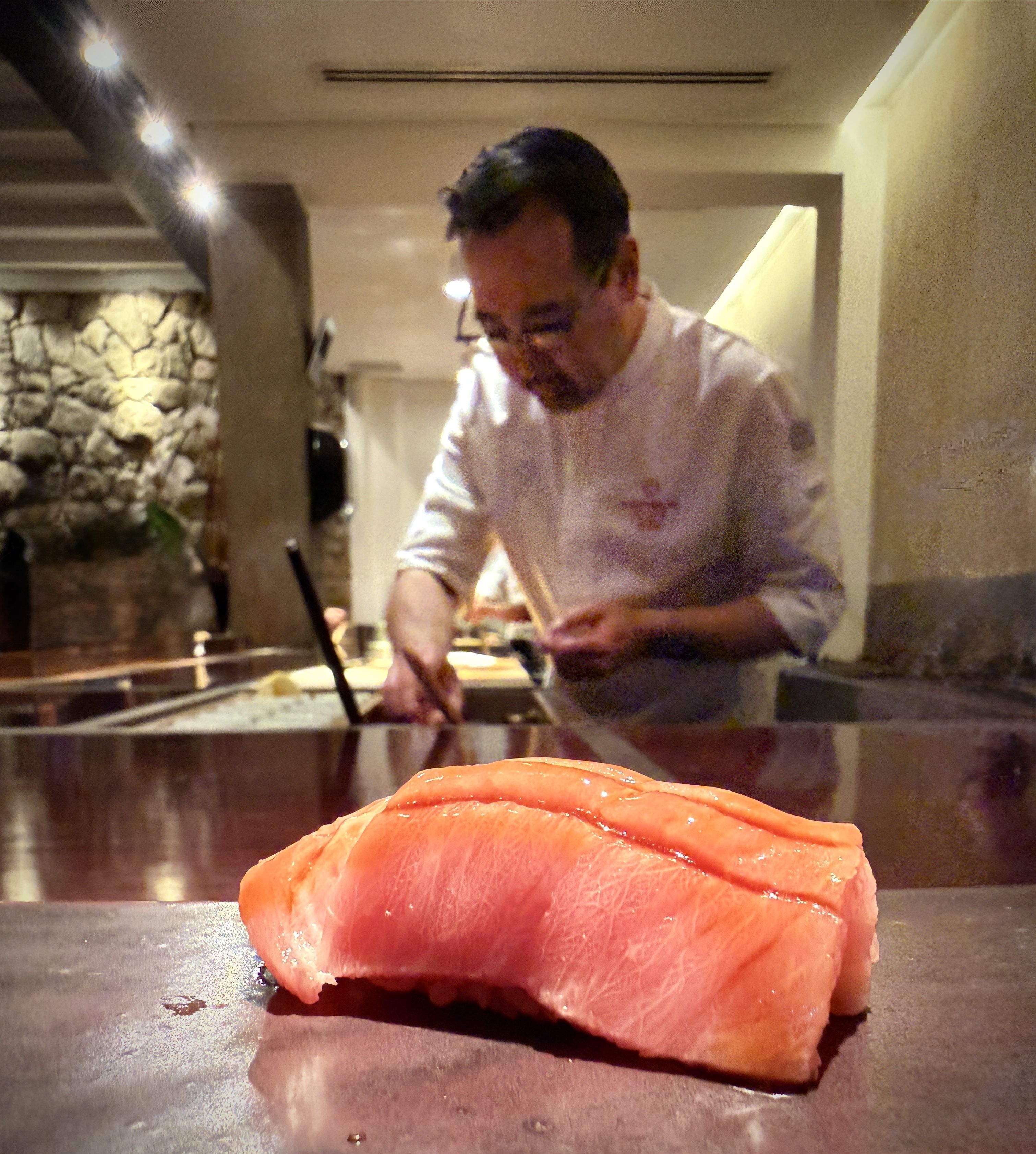 Jun Sakamoto em ação no balcão de seu restaurante dedicado exclusivamente ao omakase, em São Paulo • Tina Bini