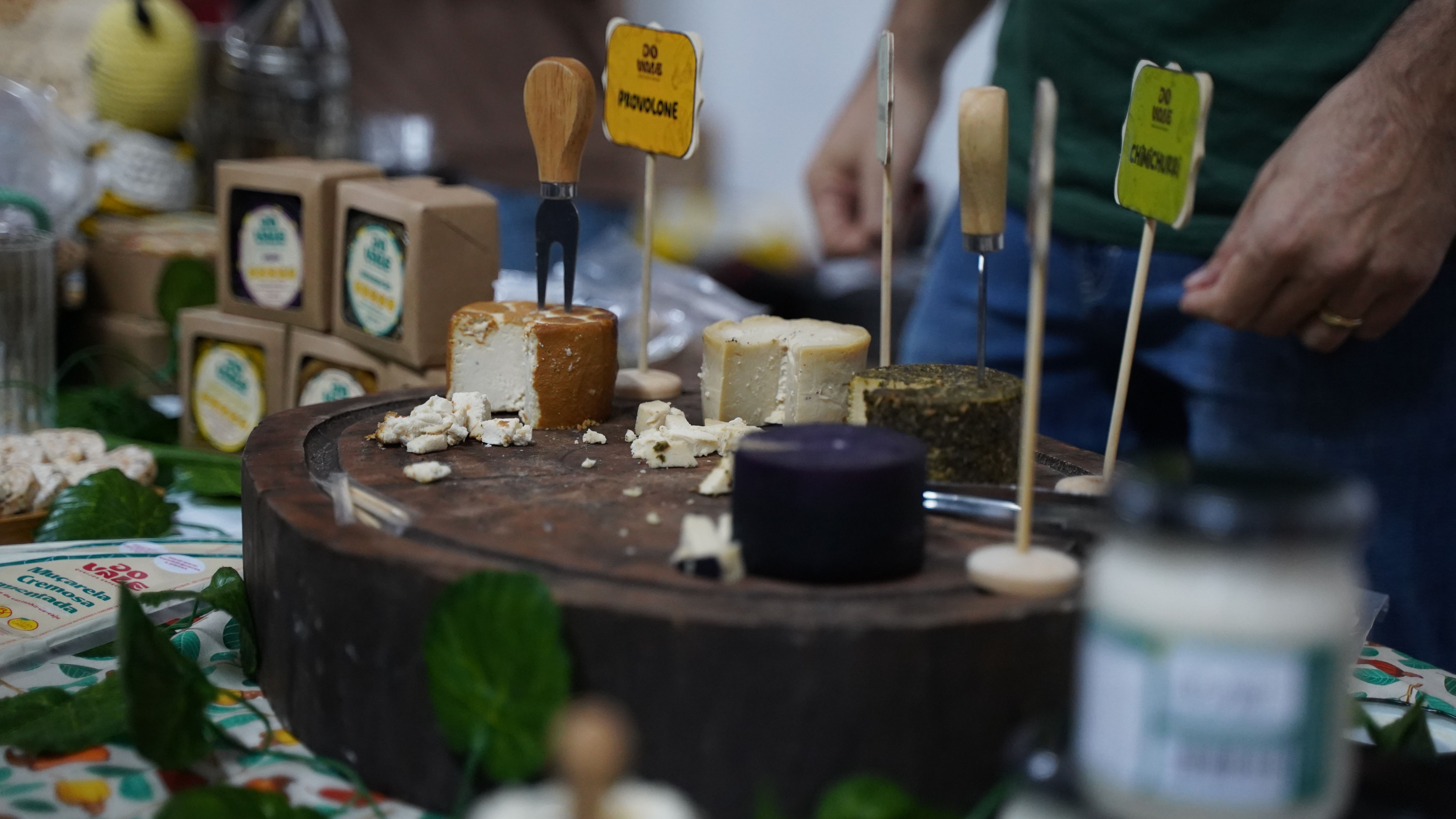 Tábuas de degustação e produtores reuniram centenas de queijos em Blumenau (SC) • Divulgação/Prêmio Queijo Brasil
