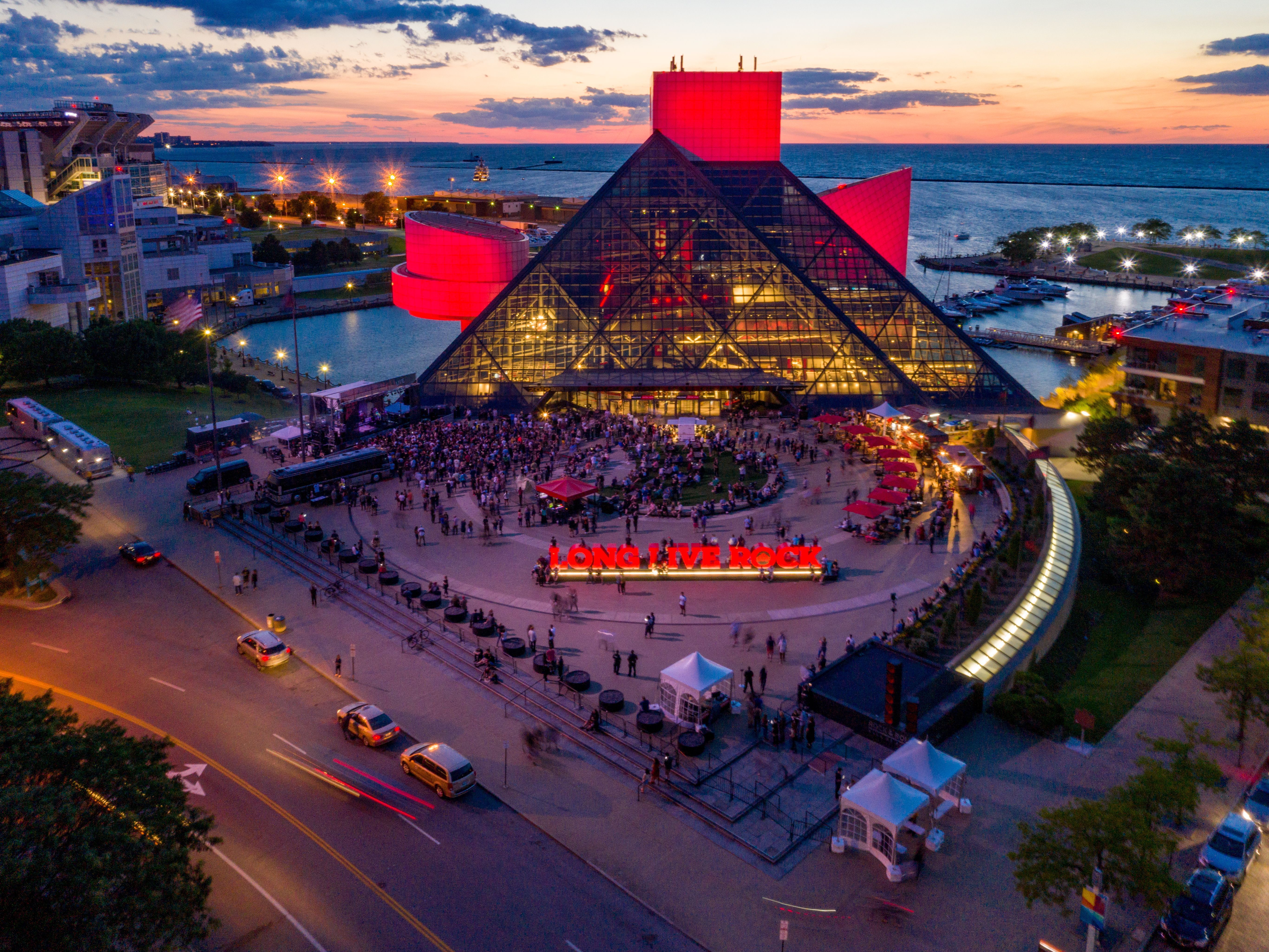 Foto aérea do Rock and Roll Hall of Fame, no centro de Cleveland, no verão de 2019 • Divulgação/Aerial Agents