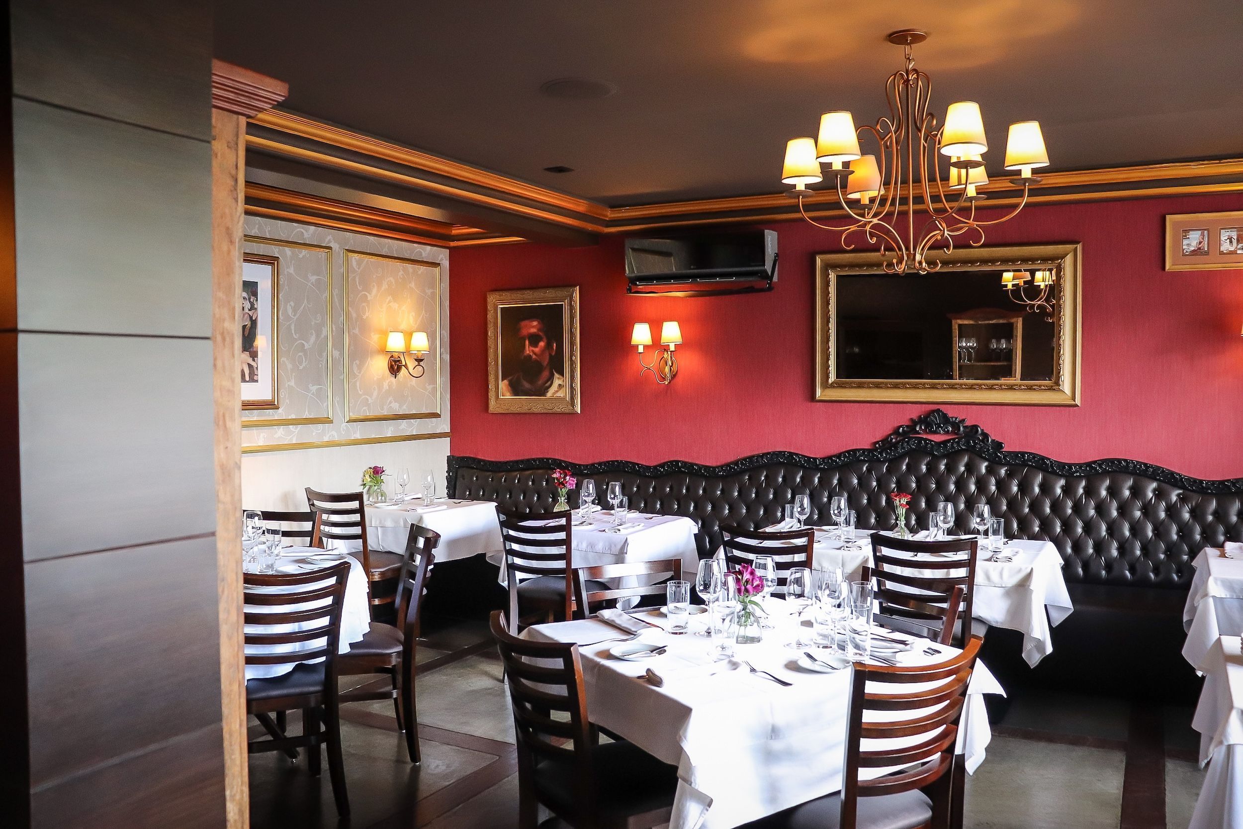 Salão do restaurante com características tipicamente parisiense • Divulgação
