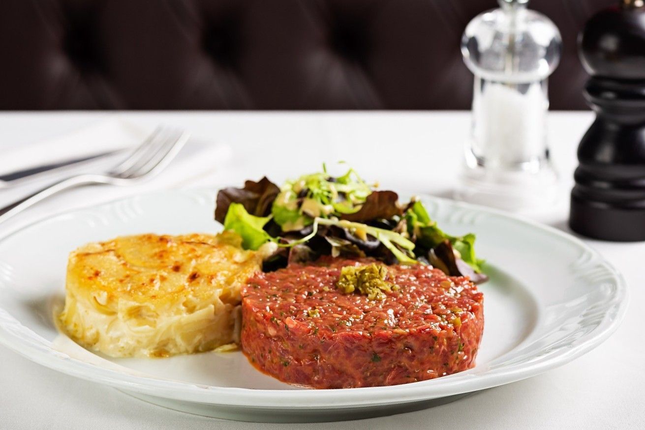 Steak tartare de mignon, um dos grandes sucessos da casa • Divulgação