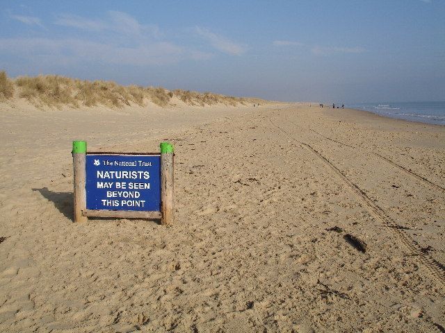 Praia naturista é sinalizada para evitar que visitantes encontrem pessoas nuas por engano • Peter lloyd/Geograph Britain and Ireland/CC BY-SA 2.0