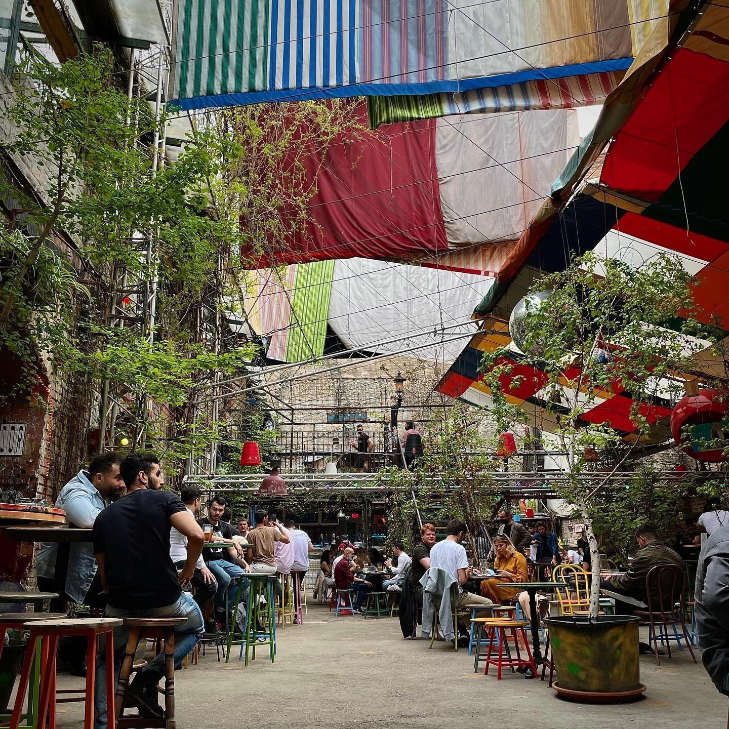 Um dos ambientes do Szimpla Kert, o mais famoso ruin bar de Budapeste • Reprodução/@szimplakert/Instagram