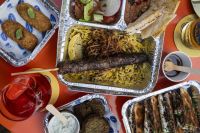 Mesas na calçada, chopp gelado e ótima comida árabe: conheça a Adega Habibi