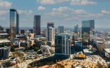 Imagem aérea do centro de Atlanta, com destaque para a roda-gigante SkyView Atlanta, localizada próxima ao Centennial Olympic Park