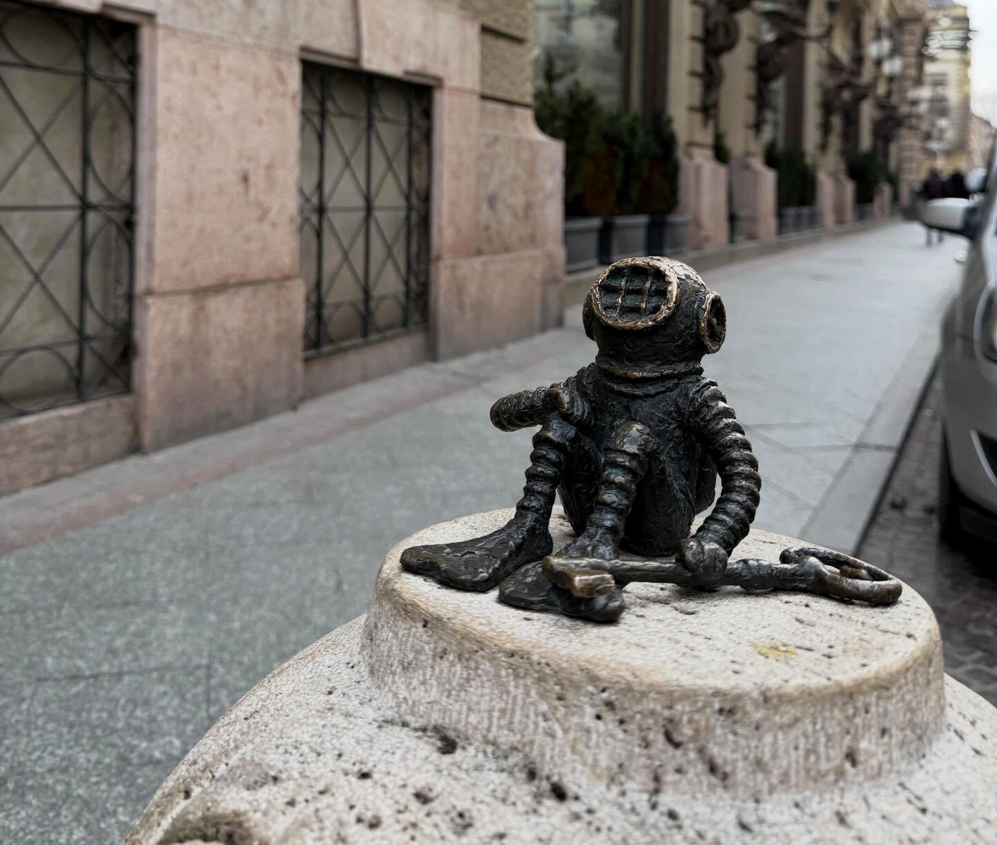 Estatueta em miniatura "Mergulhador com a Chave", perto do New York Café. Obra é uma referência a uma lenda local em que a chave do café foi jogada no Danúbio para que nunca fechasse • CNN Viagem e Gastronomia