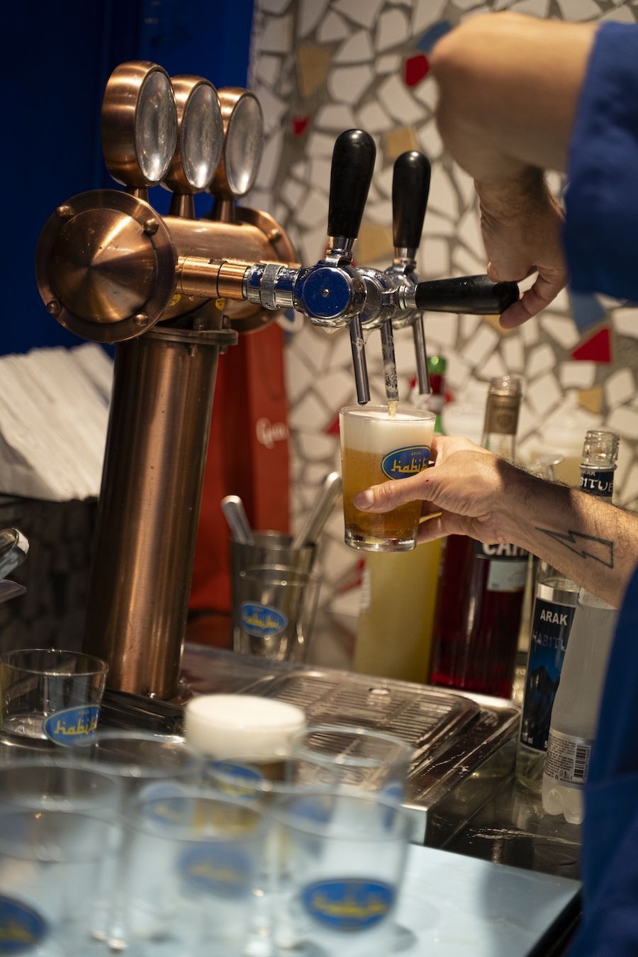 O chopp gelado e os drinques são os únicos itens servidos em louças de vidro • Divulgação