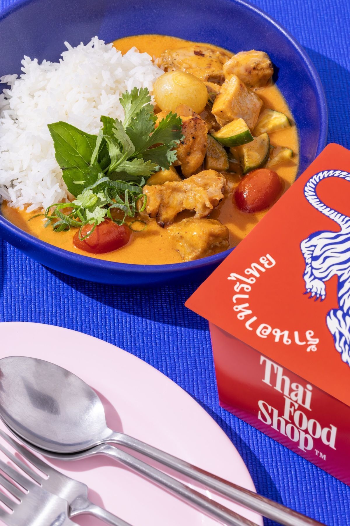 Curry vermelho servido com arroz jasmin • Bruno Geraldi