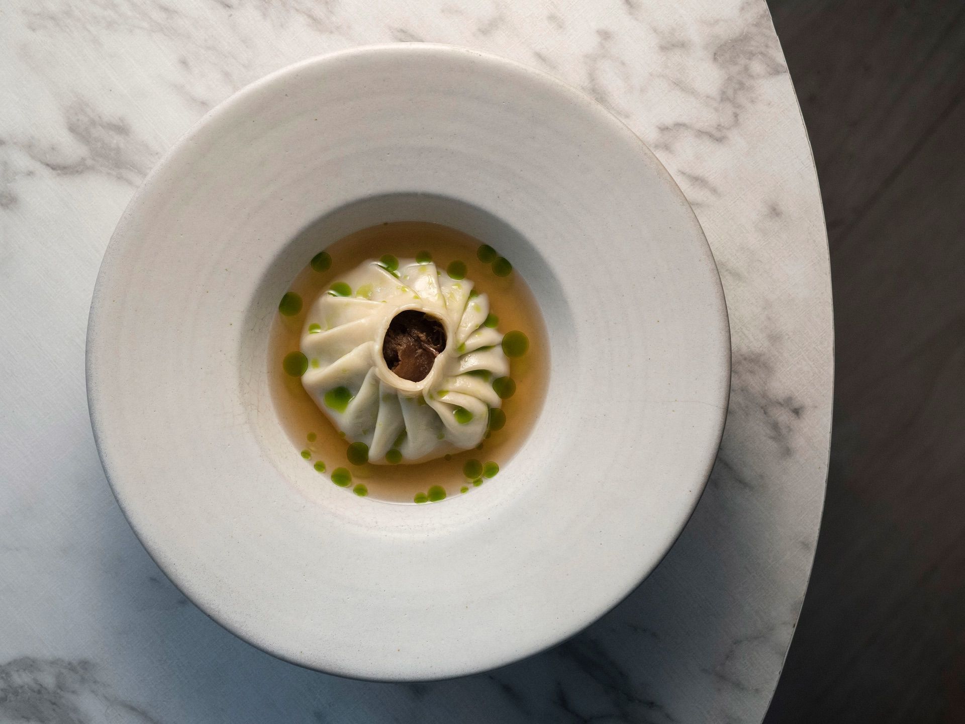 Dumplig recheado acompanhado de dashi do Centauro, em Mendoza, um dos restaurantes que ganharam a primeira estrela Michelin na Argentina