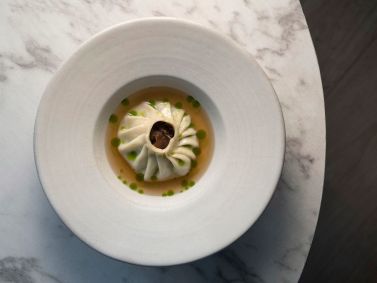 Dumplig recheado acompanhado de dashi do Centauro, em Mendoza, um dos restaurantes que ganharam a primeira estrela Michelin na Argentina