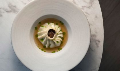 Dumplig recheado acompanhado de dashi do Centauro, em Mendoza, um dos restaurantes que ganharam a primeira estrela Michelin na Argentina