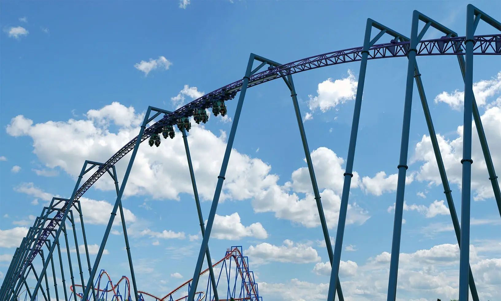 Montanha-russa giratória terá uma inversão acelerada • Divulgação/Six Flags