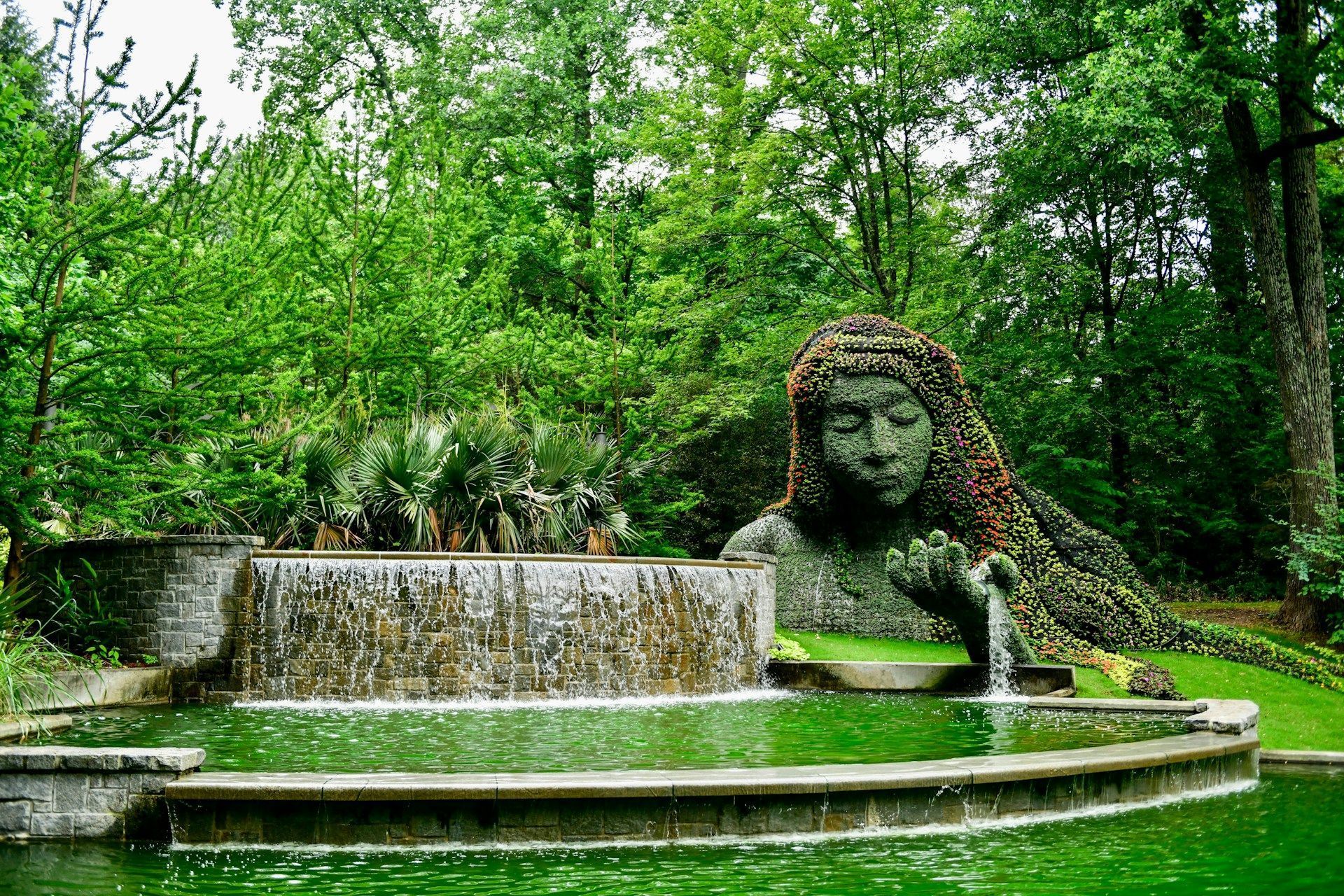 Escultura "Earth Goddess" é obra de arte viva de 7,6 metros de altura localizada no Jardim Botânico de Atlanta • Foto de Holly Landkammer na Unsplash
