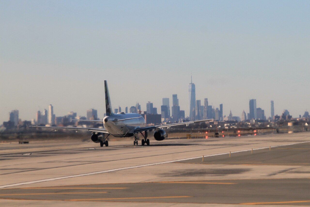 Avião na pista do Aeroporto JFK, um dos principais de Nova York e dos EUA • Rickmouser45/Wikimedia Commons/CC BY-SA 4.0
