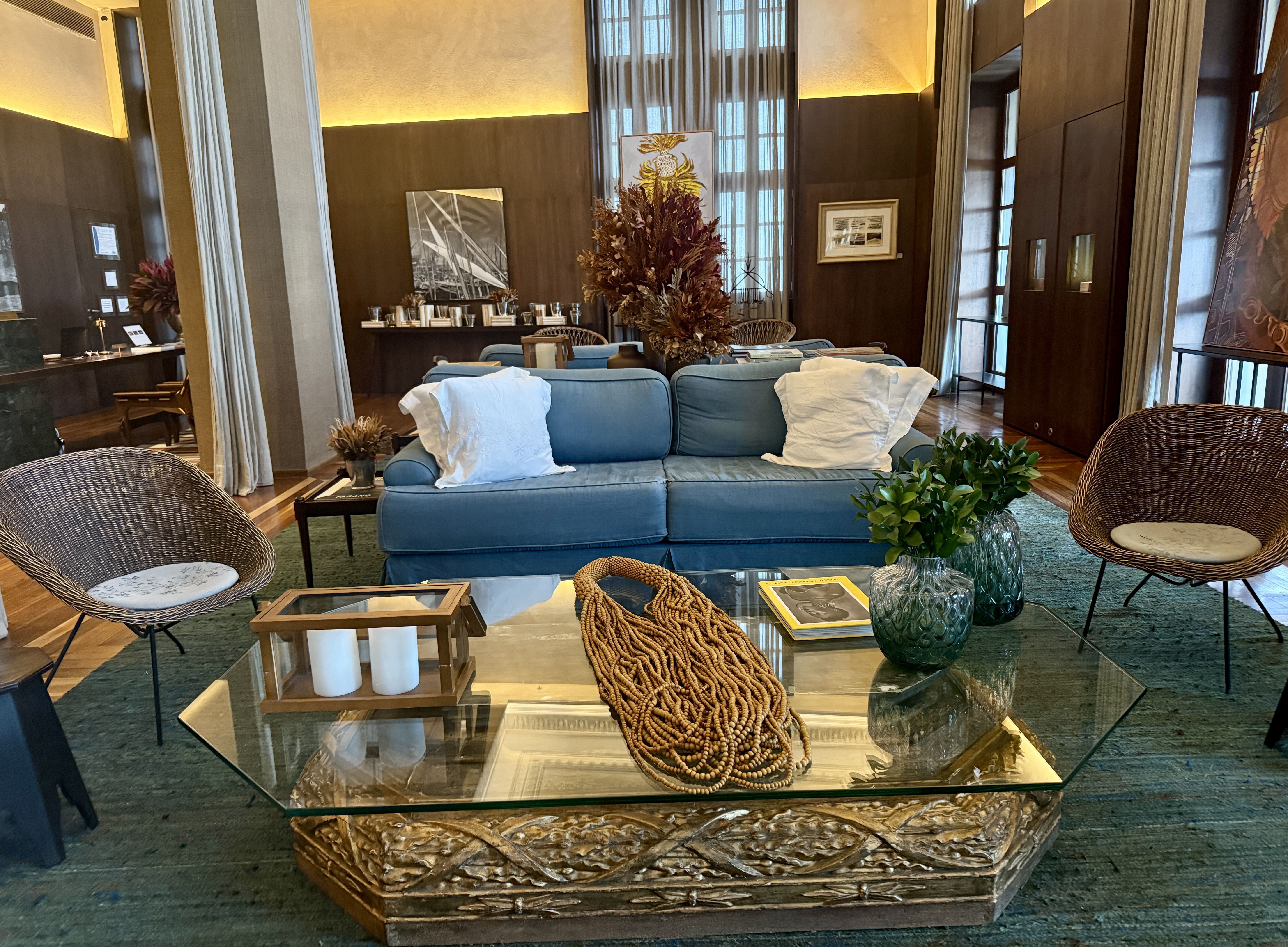 Lobby do Fasano Salvador reúne obras de artistas baianos e de nomes que retrataram a Bahia ao longo de suas trajetórias • Tina Bini
