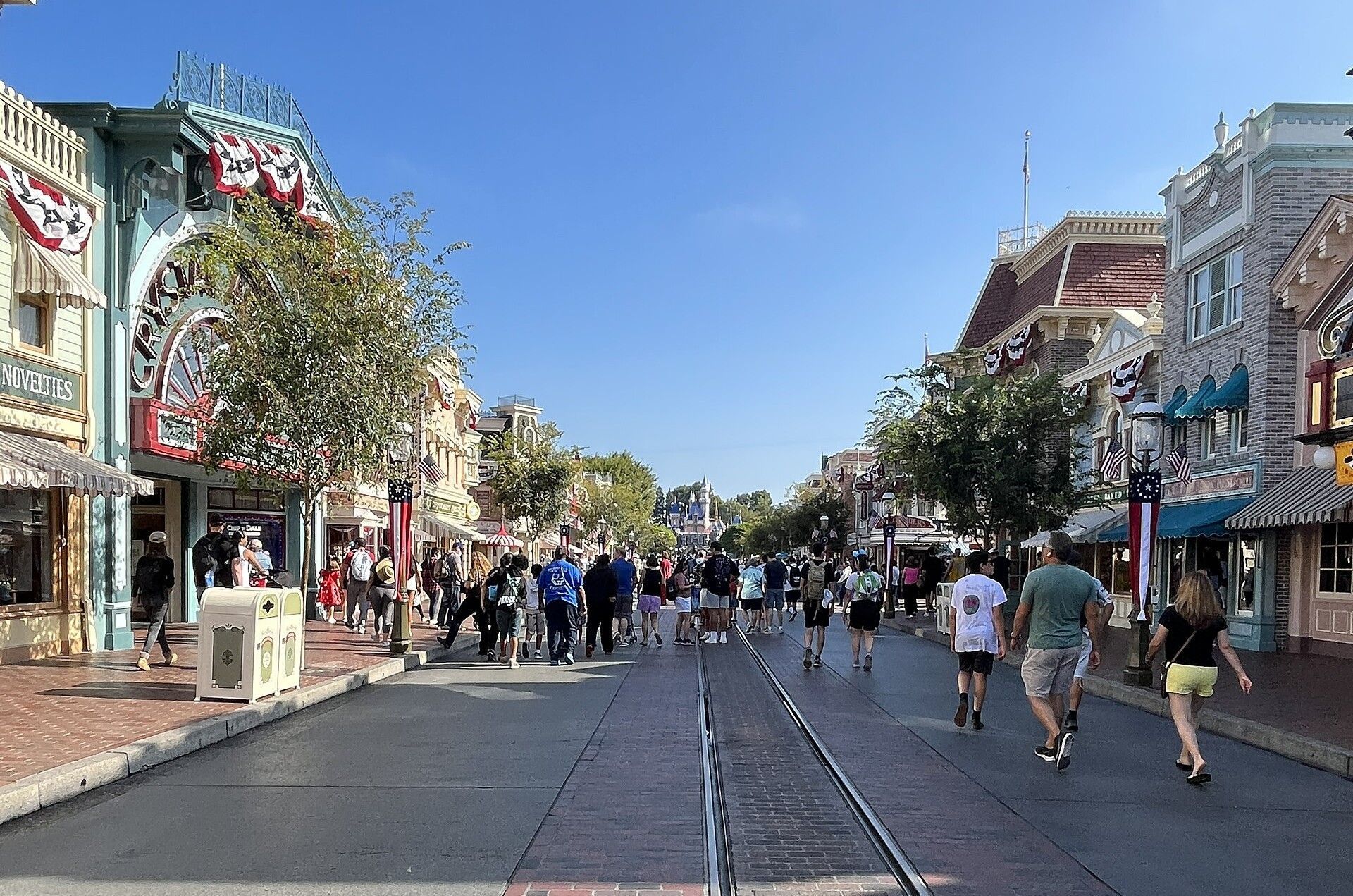 Main Street é a princial via do Disneyland Park, inspirada na cidade onde Walt Disney cresceu • Benoît Prieur/Wikimedia Commons/Public Domain