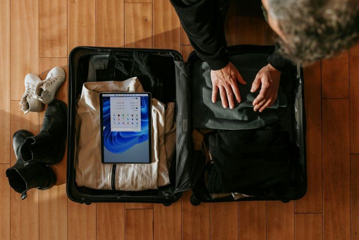 Organizar a mala também impacta na organização do roteiro e do ritmo de viagem • Foto de Surface na Unsplash
