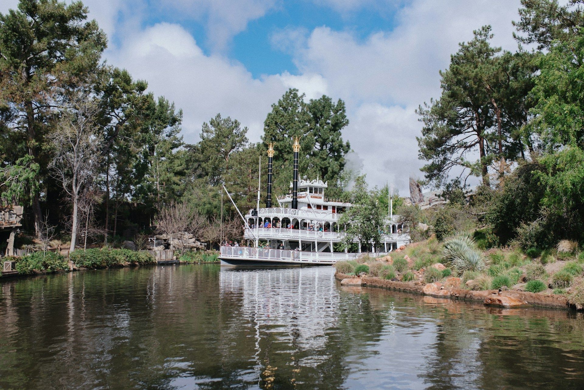 Mark Twain Riverboat é um barco a vapor clássico no Disneyland Park que opera desde a inauguração em 1955 • Foto de Aubrey Odom na Unsplash