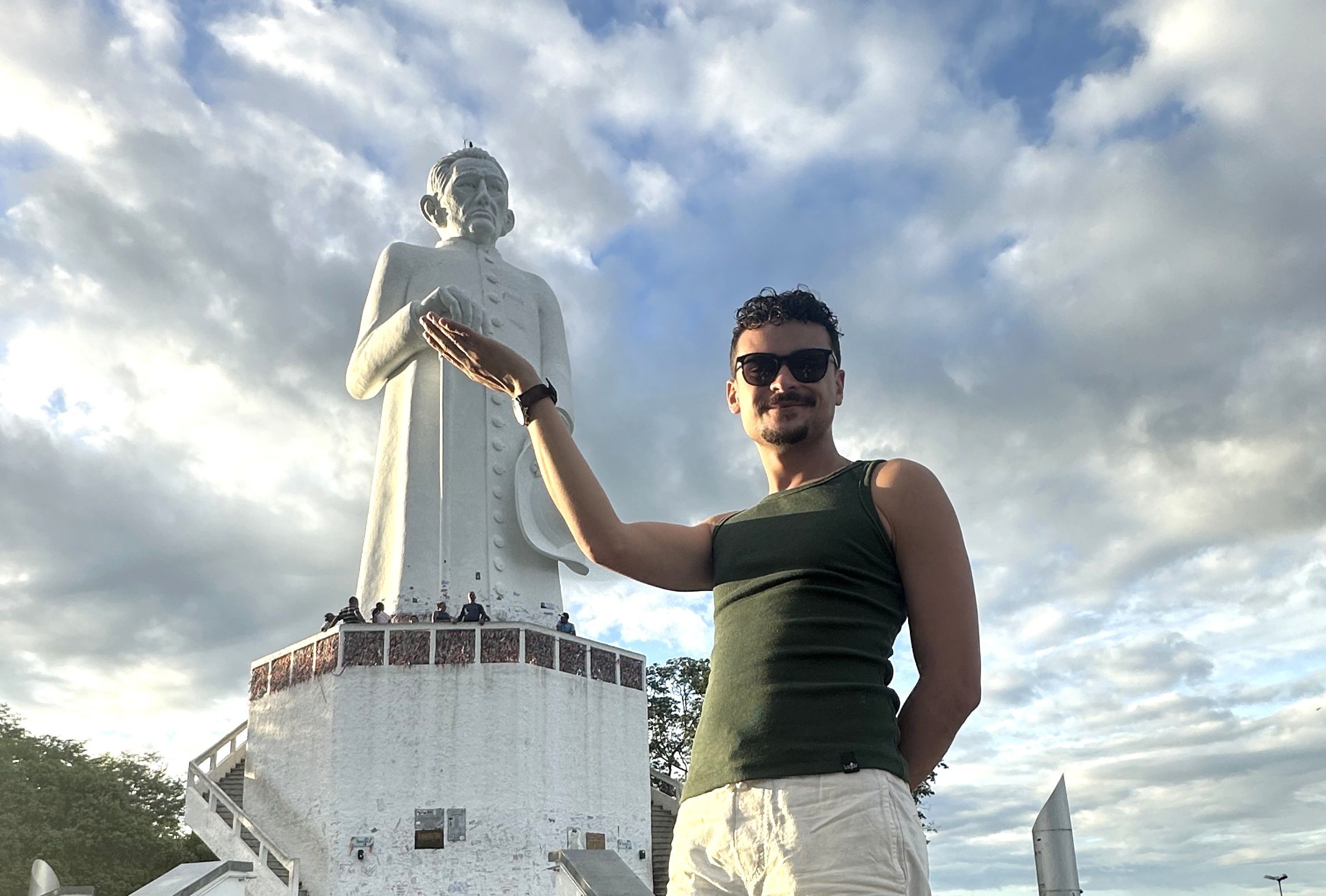 Max Petterson na Estátua do Padre Cícero