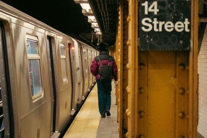 Plataforma da 14th Street Station do metrô de Nova York • Foto de Zoshua Colah na Unsplash