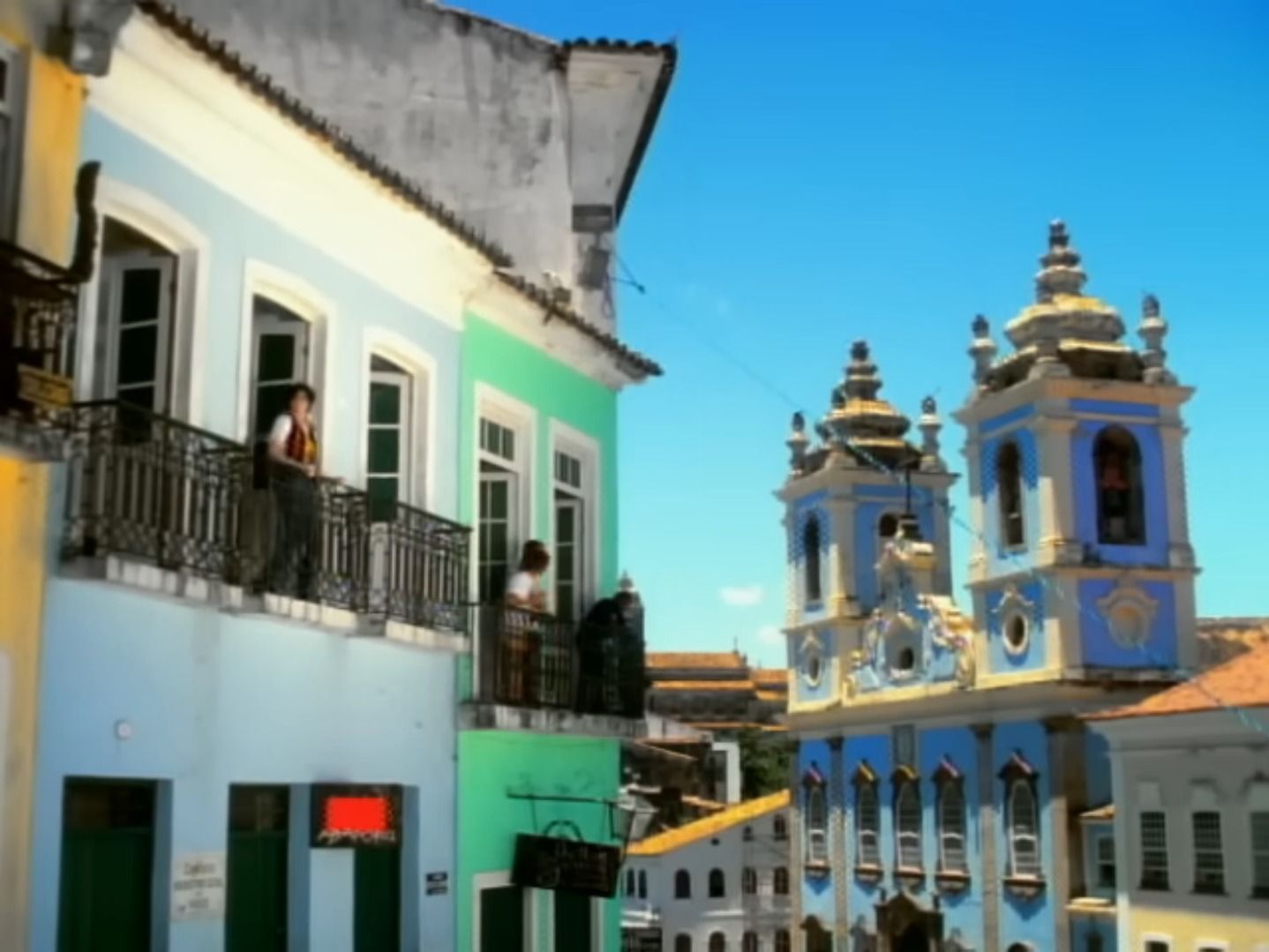 À esquerda, Michael Jackson na sacada de uma casa em Salvador no clipe de "They Don't Care About Us" • Reprodução/Youtube/Michael Jackson