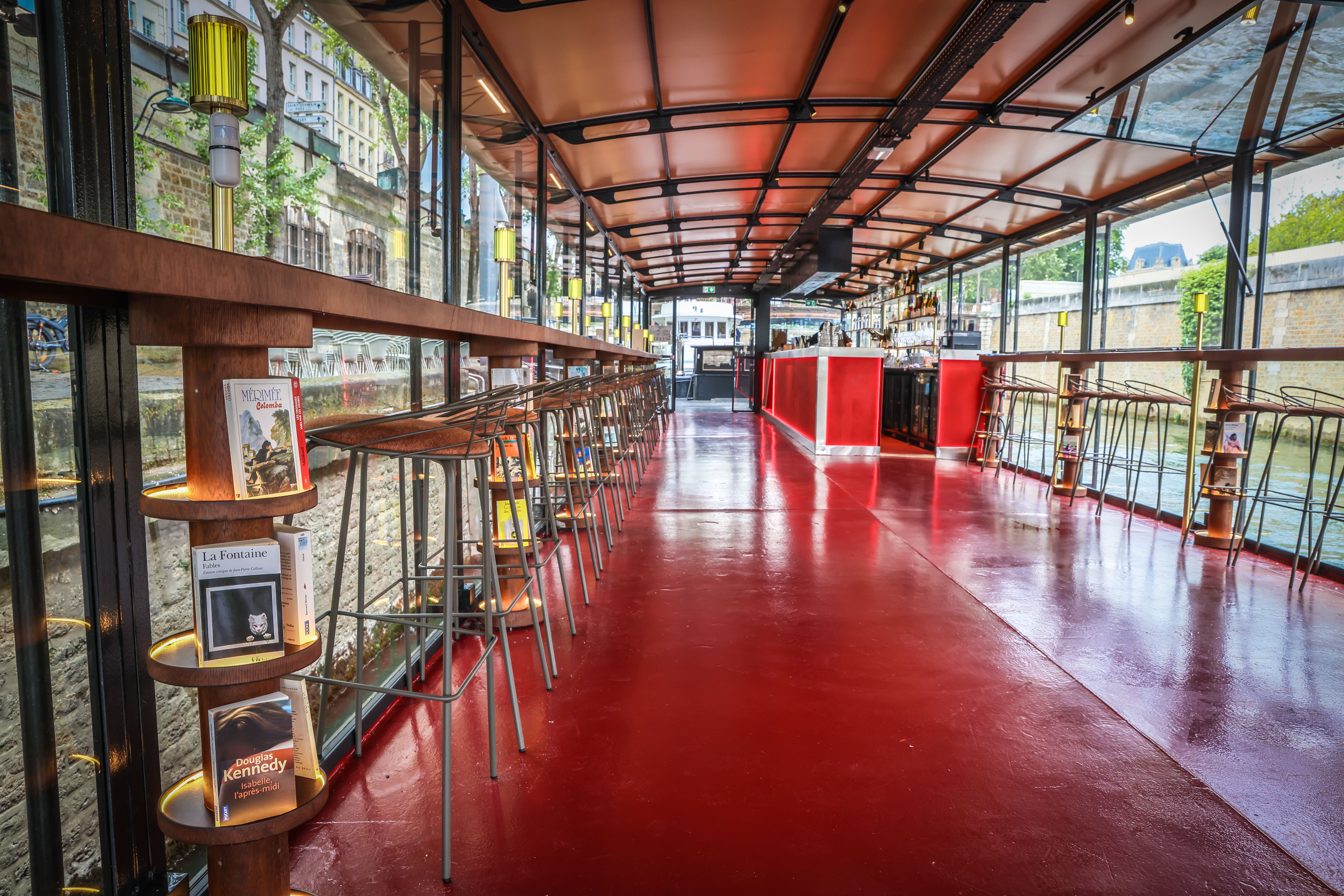 Piso superior da biblioteca flutuante funciona como bar • Divulgação/Nanna Paris