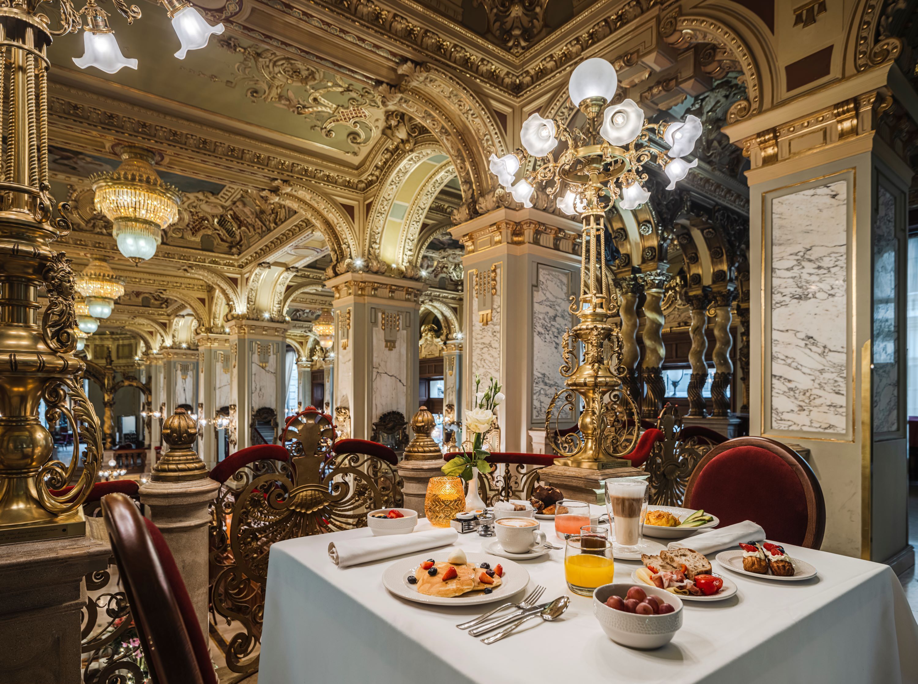 Aberto em 1894, local era reduto de intelectuais e aristocratas; hoje, virou uma atração turística com comidas húngaras e internacionais • Divulgação/Minor Hotels