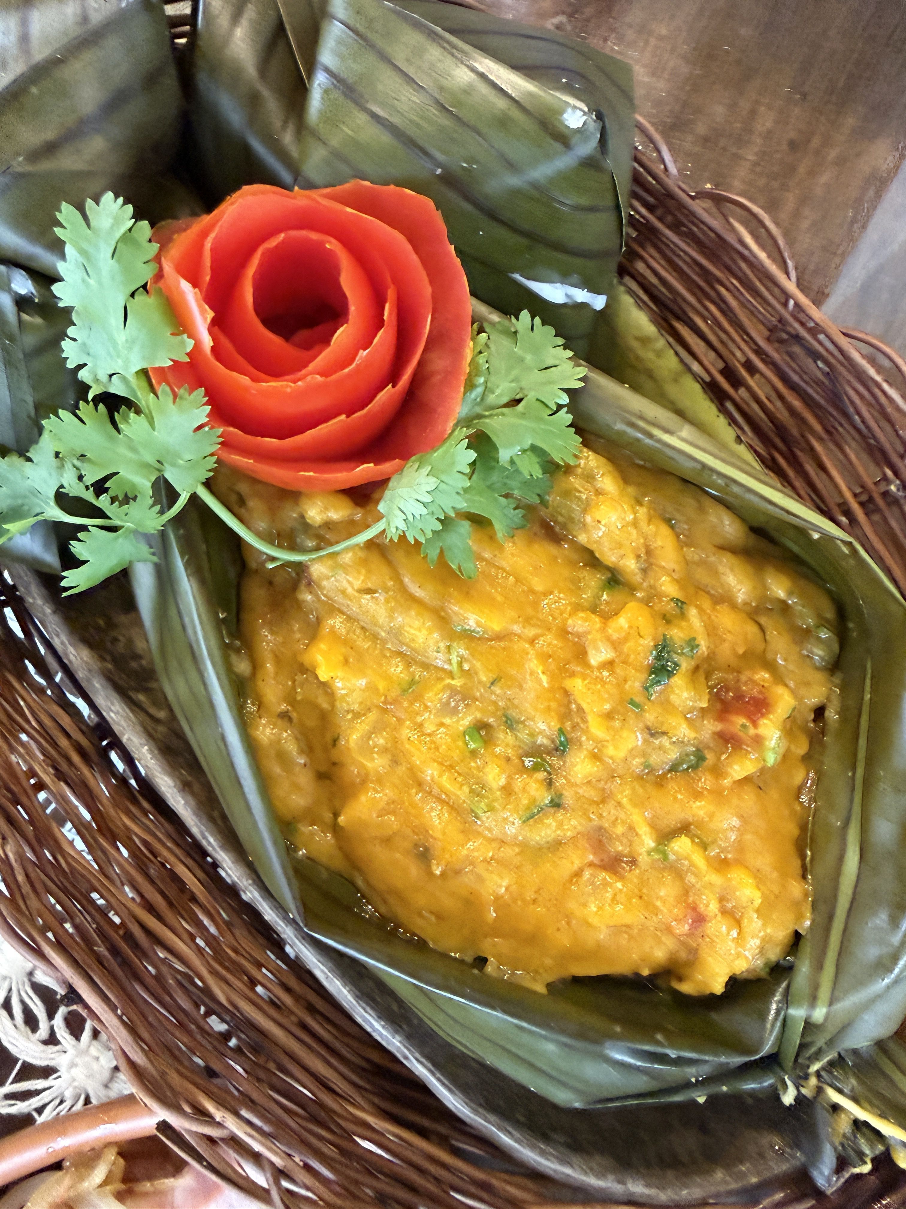 Poqueca: pirão de moqueca de camarão fresco e defumado assado na folha de bananeira e servido com acaçá de leite de coco • Tina Bini