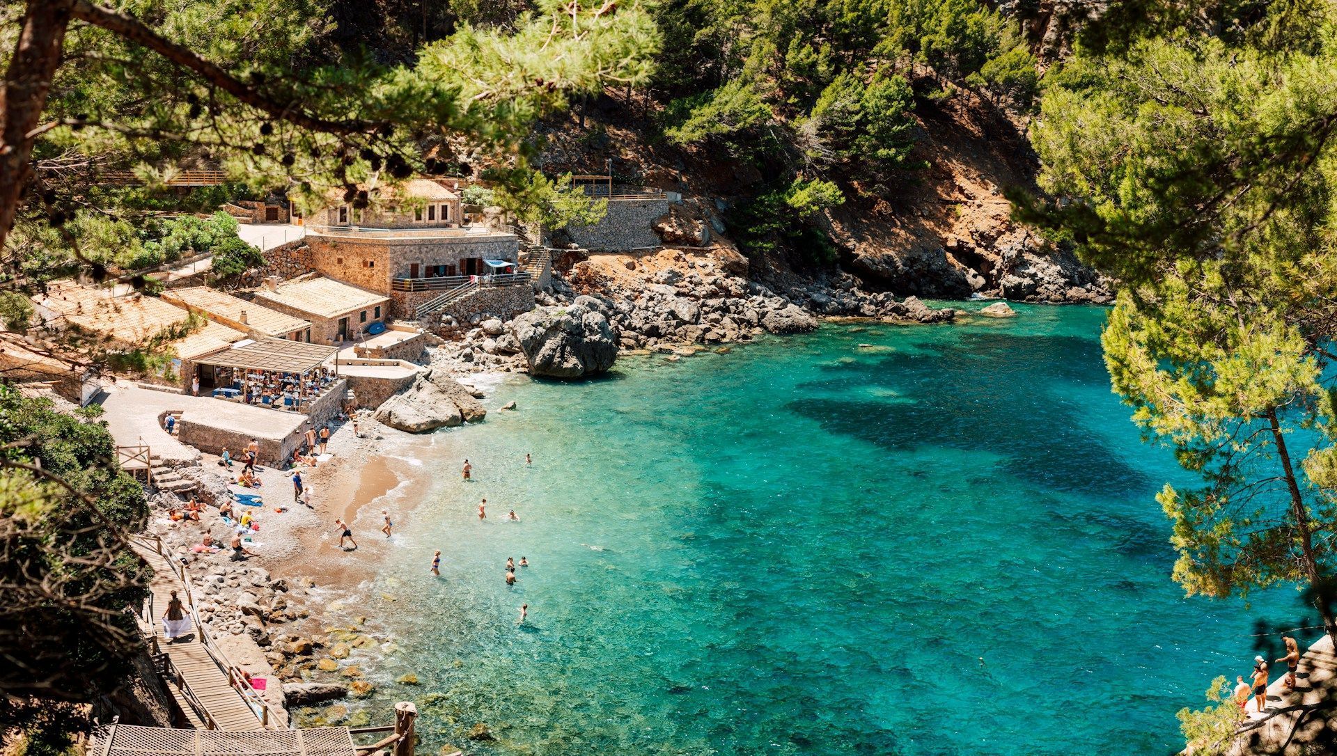 Sa Calobra, enseada situada na costa noroeste da ilha de Mallorca (Maiorca), na Espanha, banhada pelo Mar Mediterrâneo