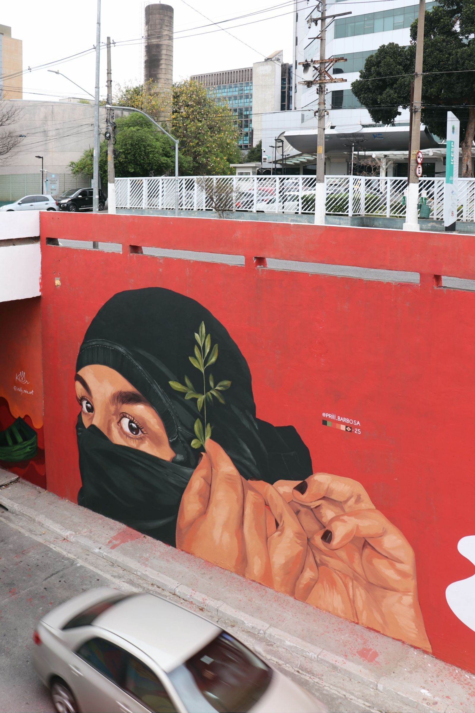 Mural intitulado "Presente", localizado no Túnel Noite Ilustrada, em São Paulo • Pri Barbosa