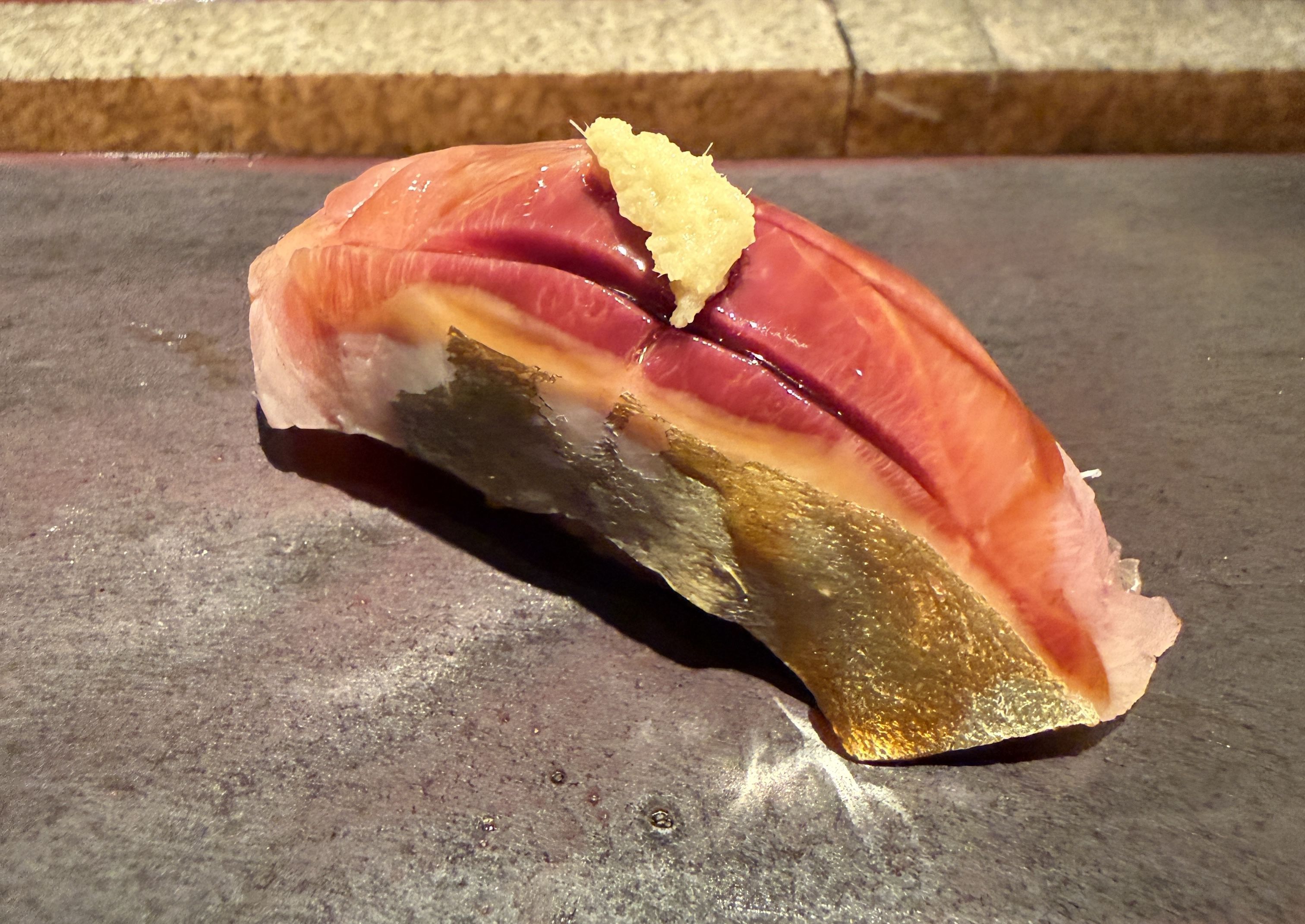 Omakase do Jun Sakamoto serve de vieira e toro a salmão e sardinha, todos impecáveis   • Tina Bini