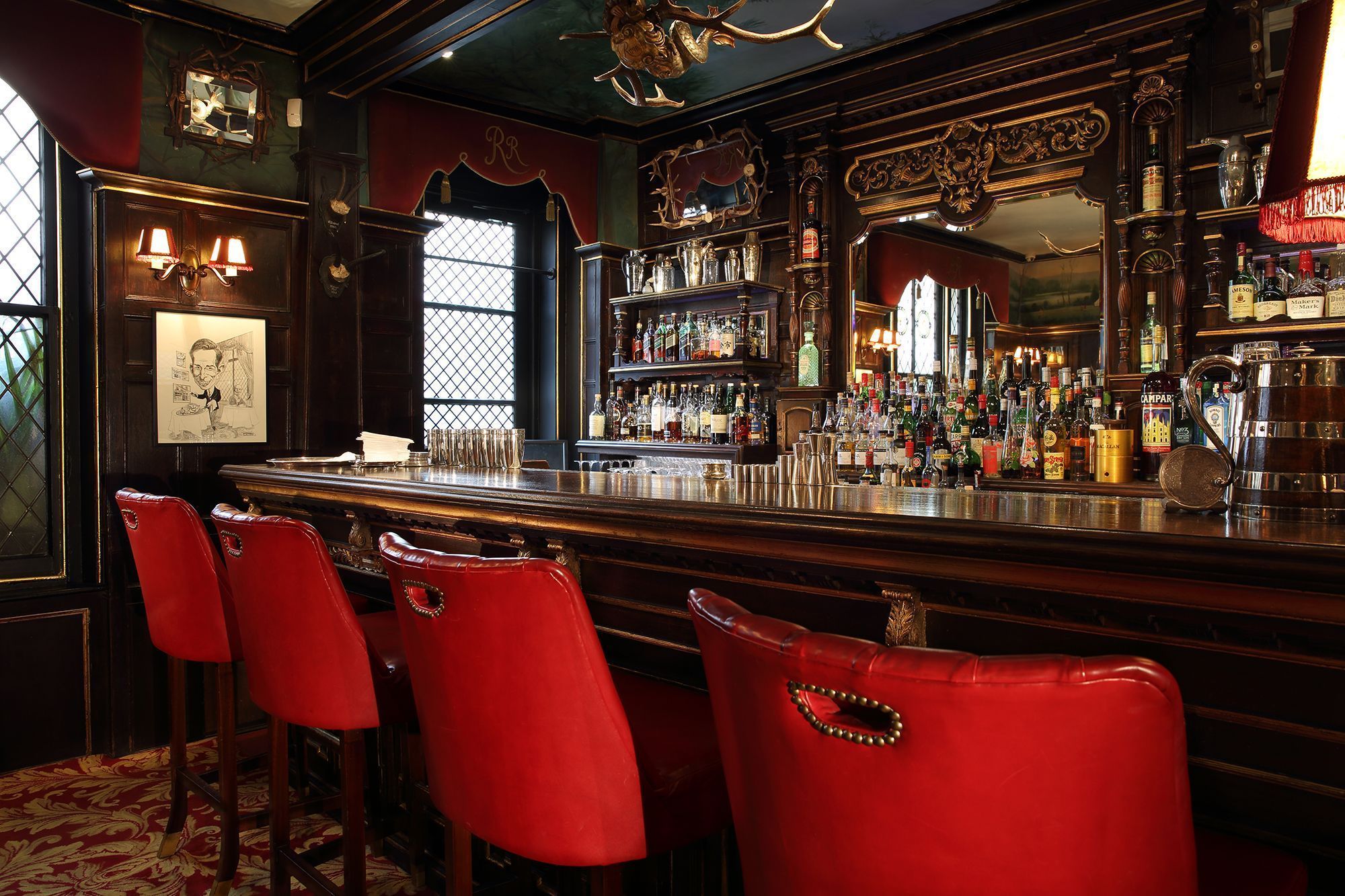No andar de cima, o bar de coquetéis Winter Garden serve bebidas com um toque de glamour clássico • Courtesia Rules Restaurant via CNN Newsource