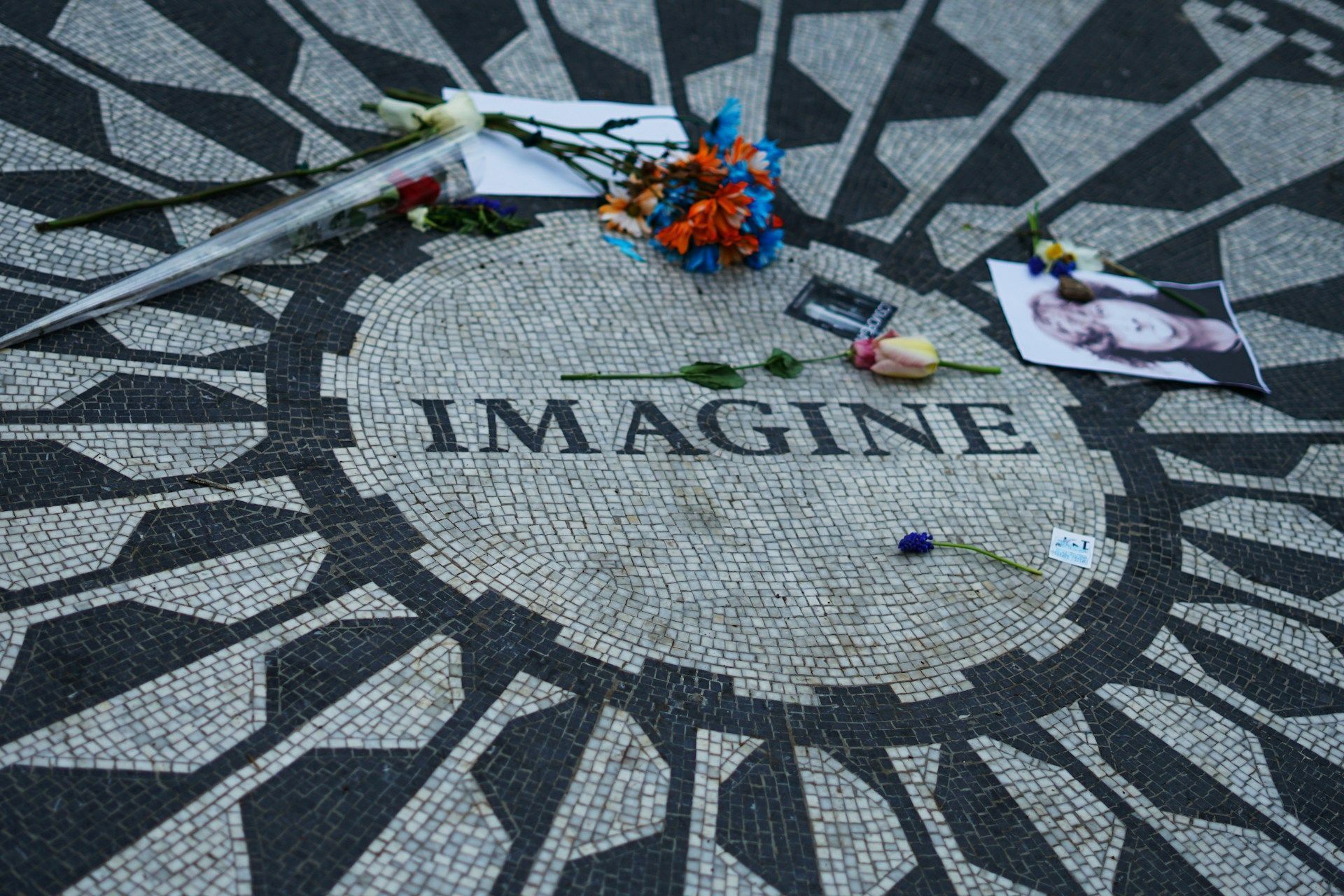 Mosaico "Imagine" é um memorial dedicado a John Lennon localizado no Strawberry Fields do Central Park, em Nova York • Foto de Julie Ricard na Unsplash